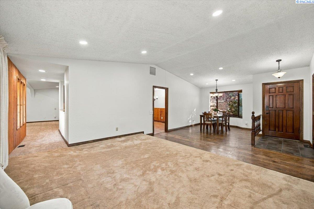 2047 George Washington Way, Richland, WA 99354