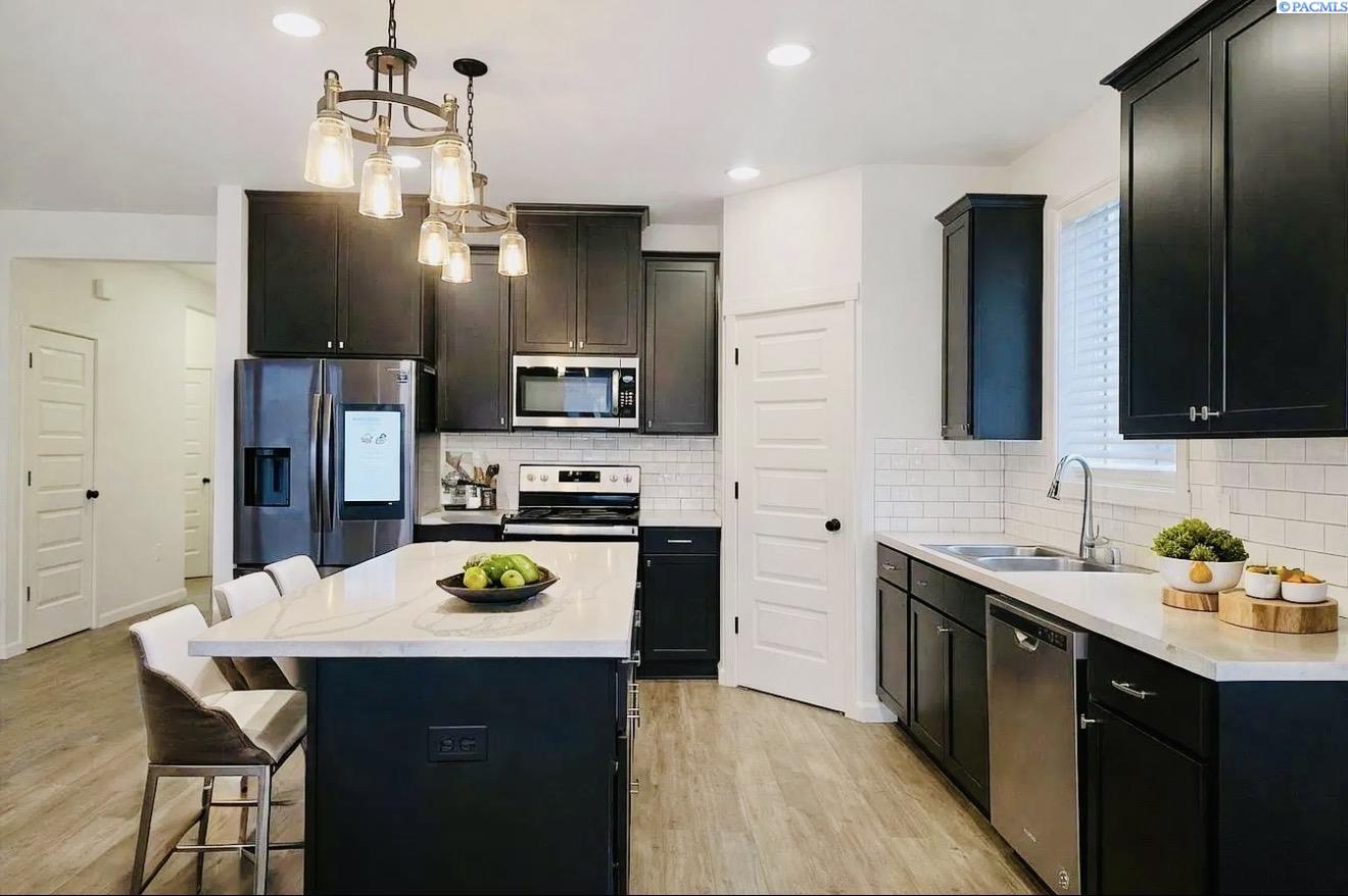 8214 Cardinal Peak St, West Richland, WA 99353