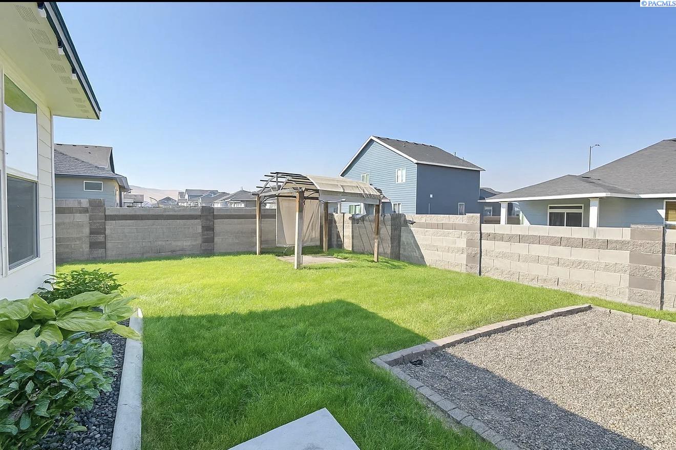 8214 Cardinal Peak St, West Richland, WA 99353