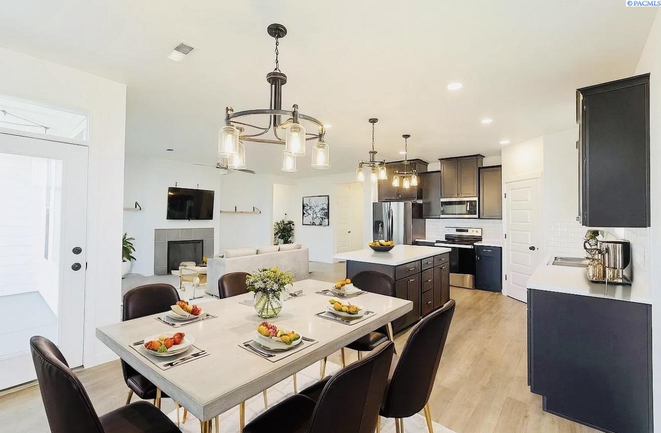 8214 Cardinal Peak St, West Richland, WA 99353