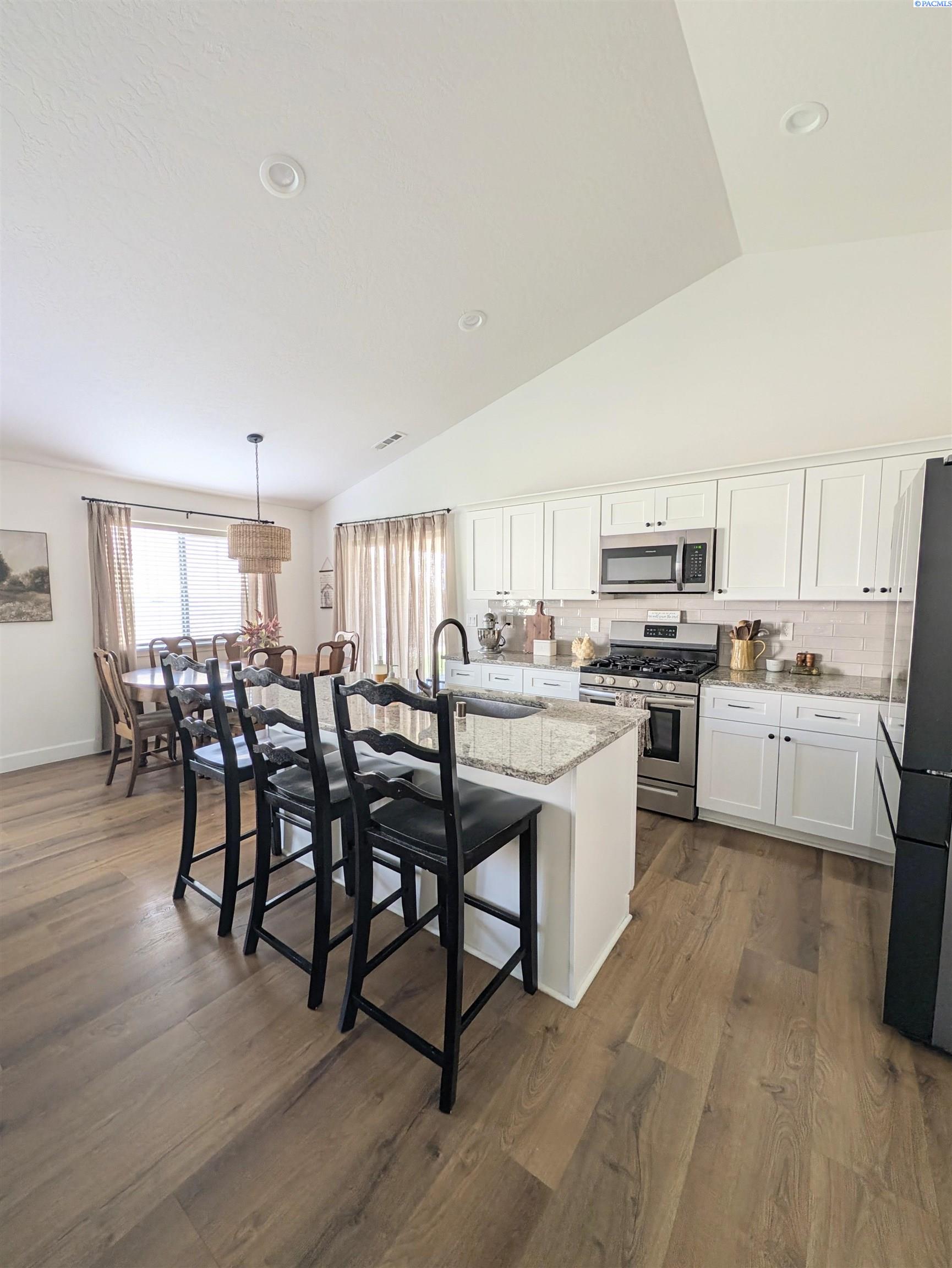 7905 Cariboo Dr, Pasco, WA 99301