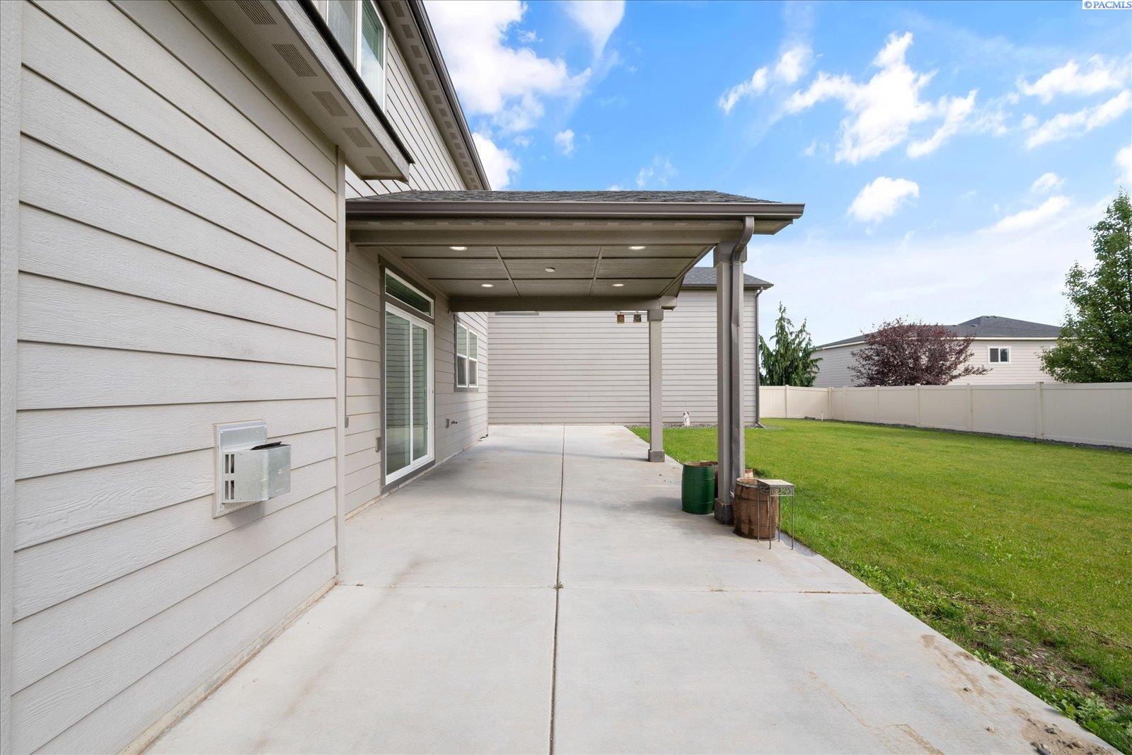 1102 Amber Ave, West Richland, WA 99353