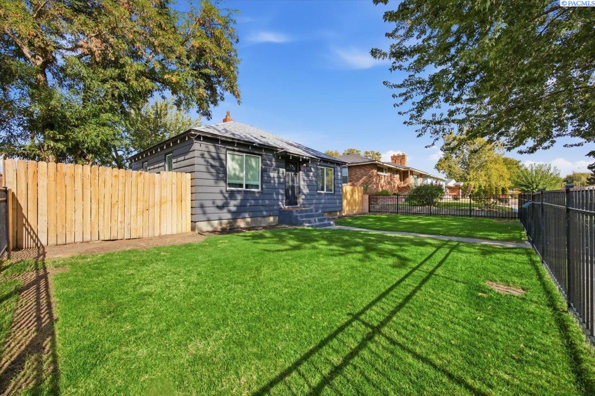 819 W Henry, Pasco, WA 99301