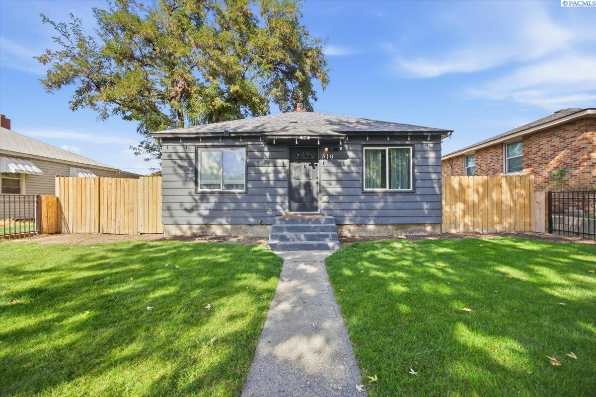 819 W Henry, Pasco, WA 99301