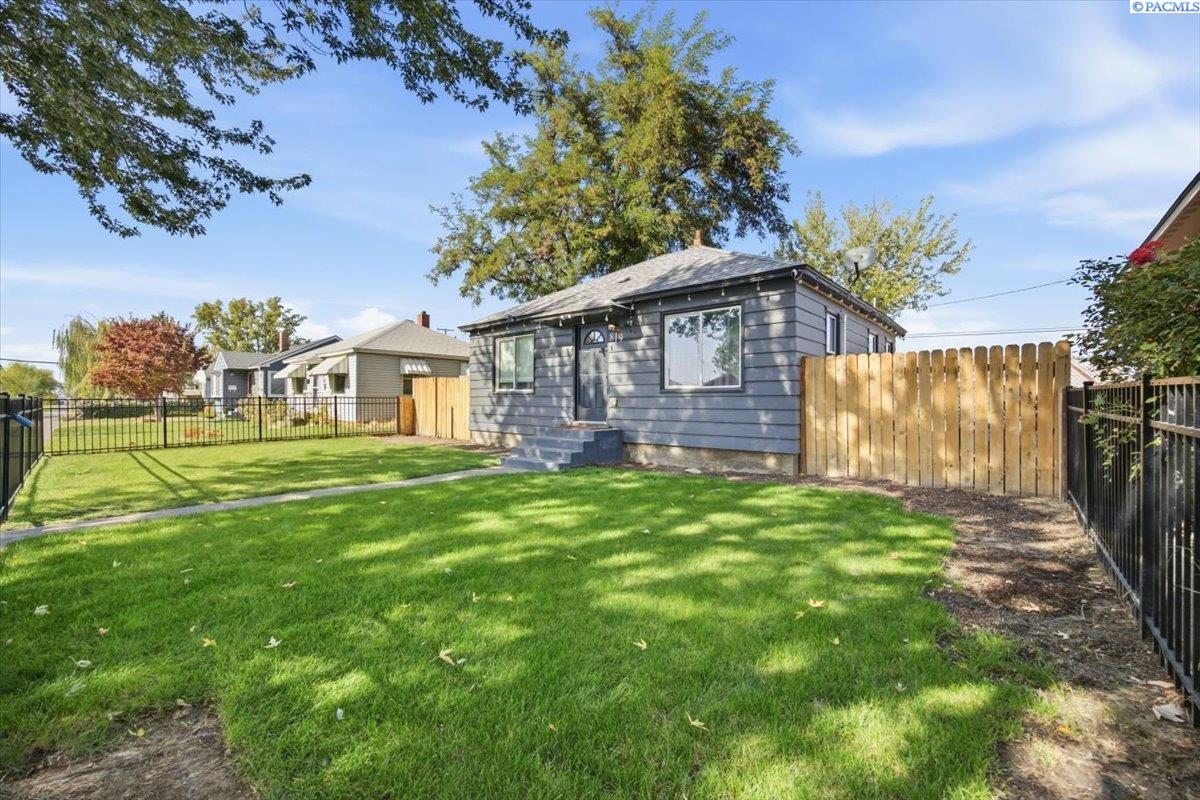 819 W Henry, Pasco, WA 99301