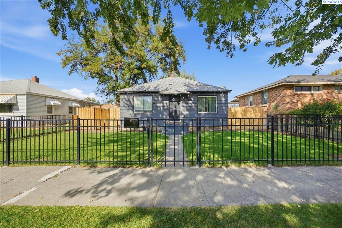 819 W Henry, Pasco, WA 99301