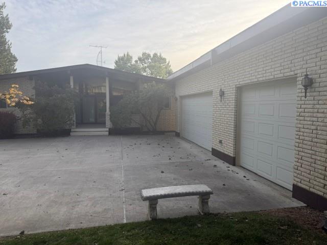 2626 N Riverside Dr, West Richland, WA 99353