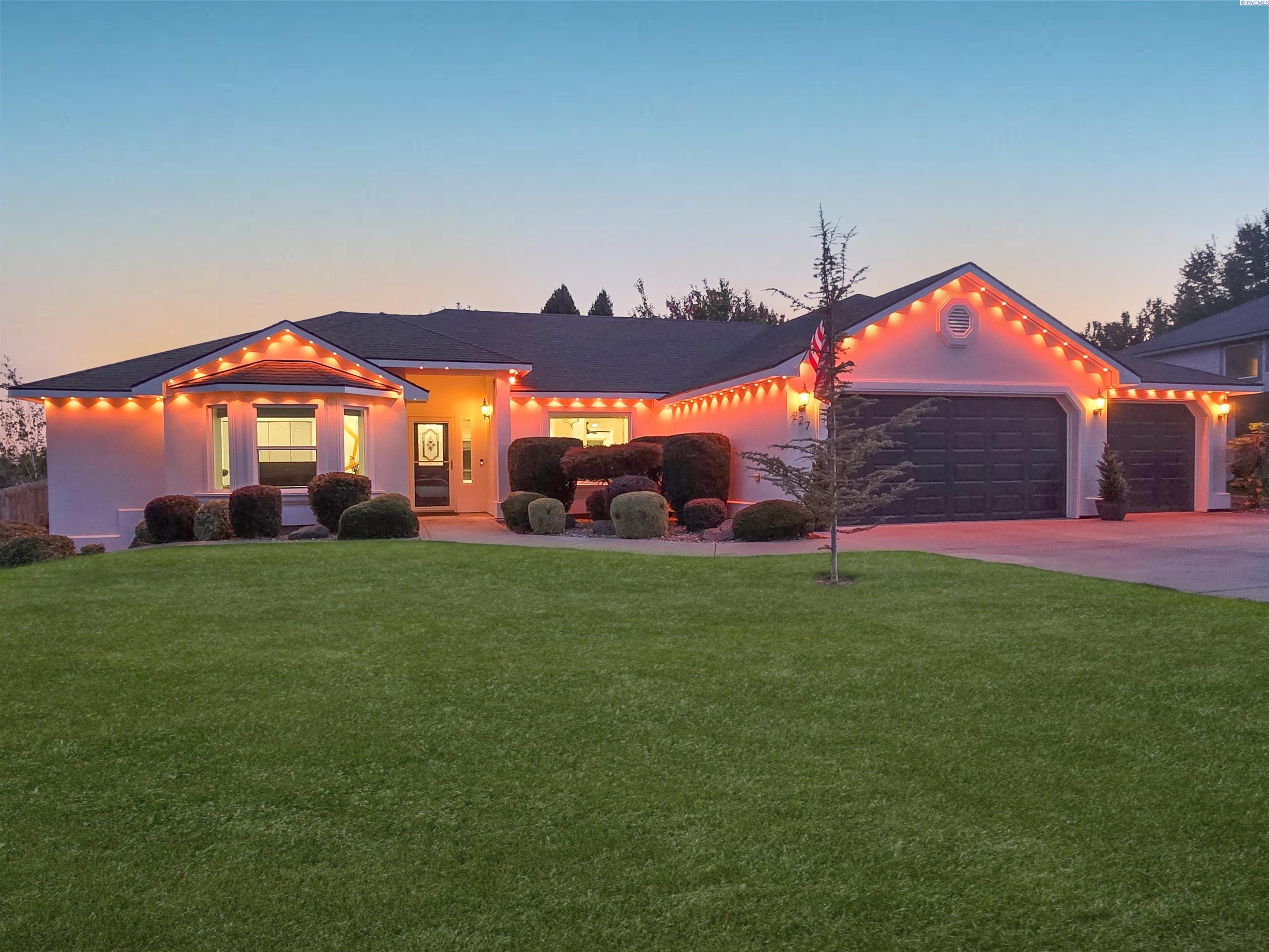 227 Bear Dr, Richland, WA 99352
