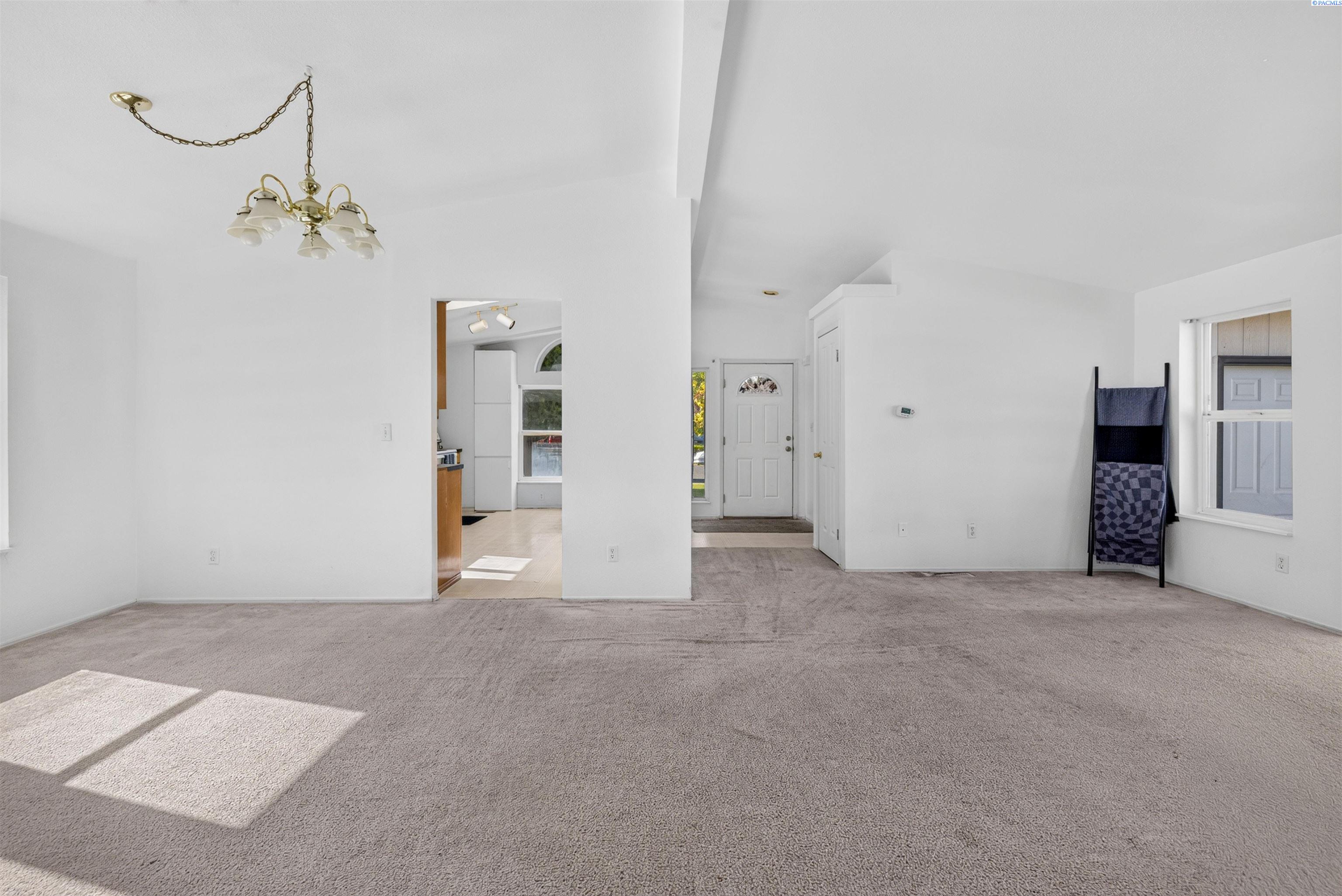 611 N Waldemar Ave, Pasco, WA 99301