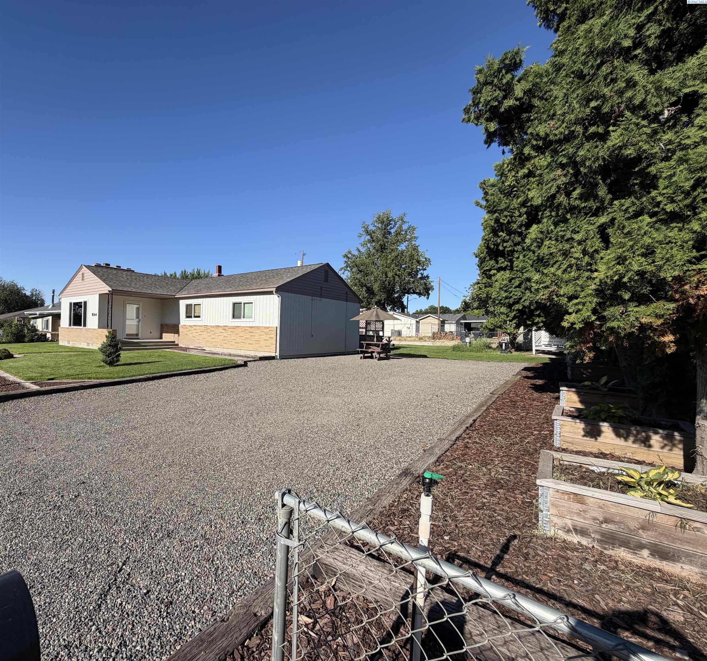 1044 Sadie St, Prosser, WA 99350
