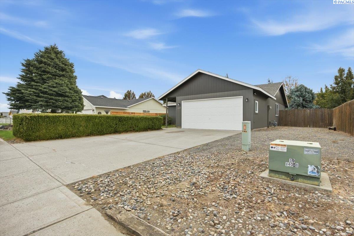 6408 Fenway Dr, Pasco, WA 99301