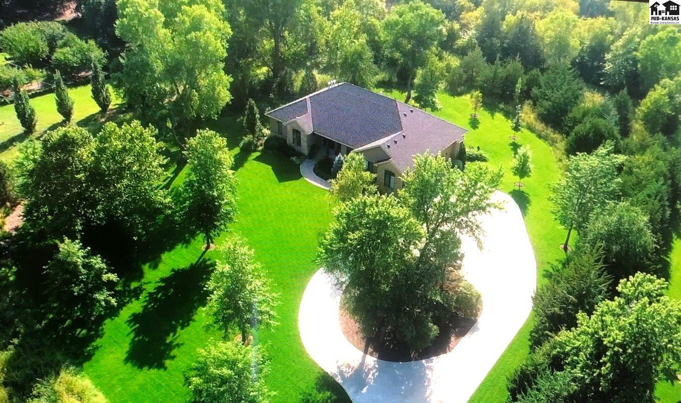 2505 Hawthorne Ln, Hutchinson, KS 67502