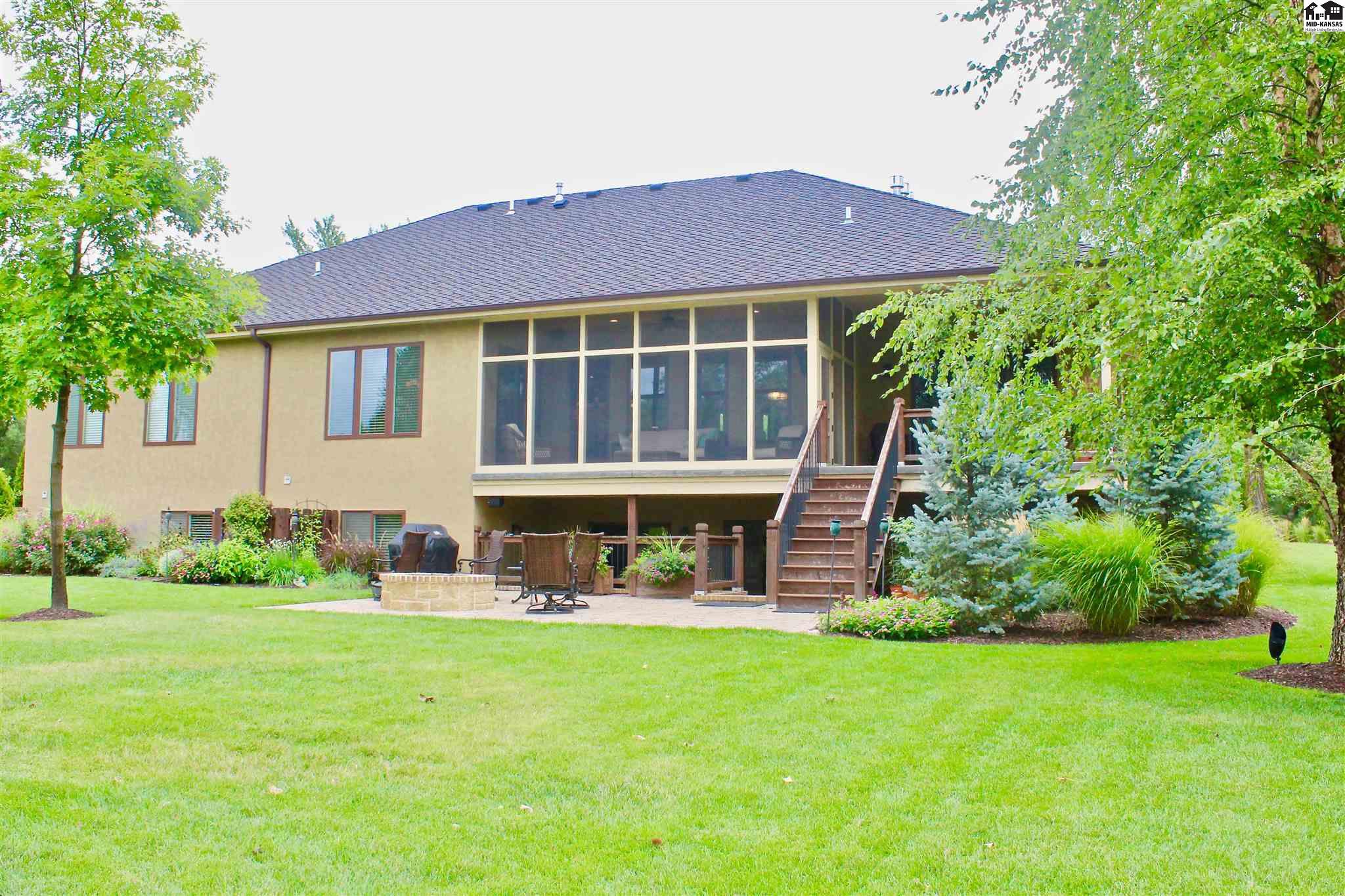 2505 Hawthorne Ln, Hutchinson, KS 67502