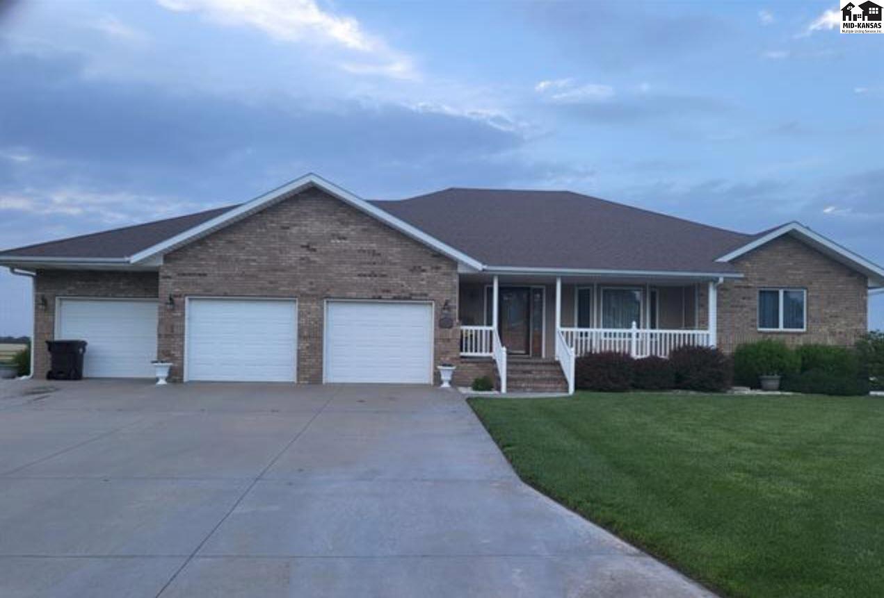 218 Taylor Ct, Moundridge, KS 67107