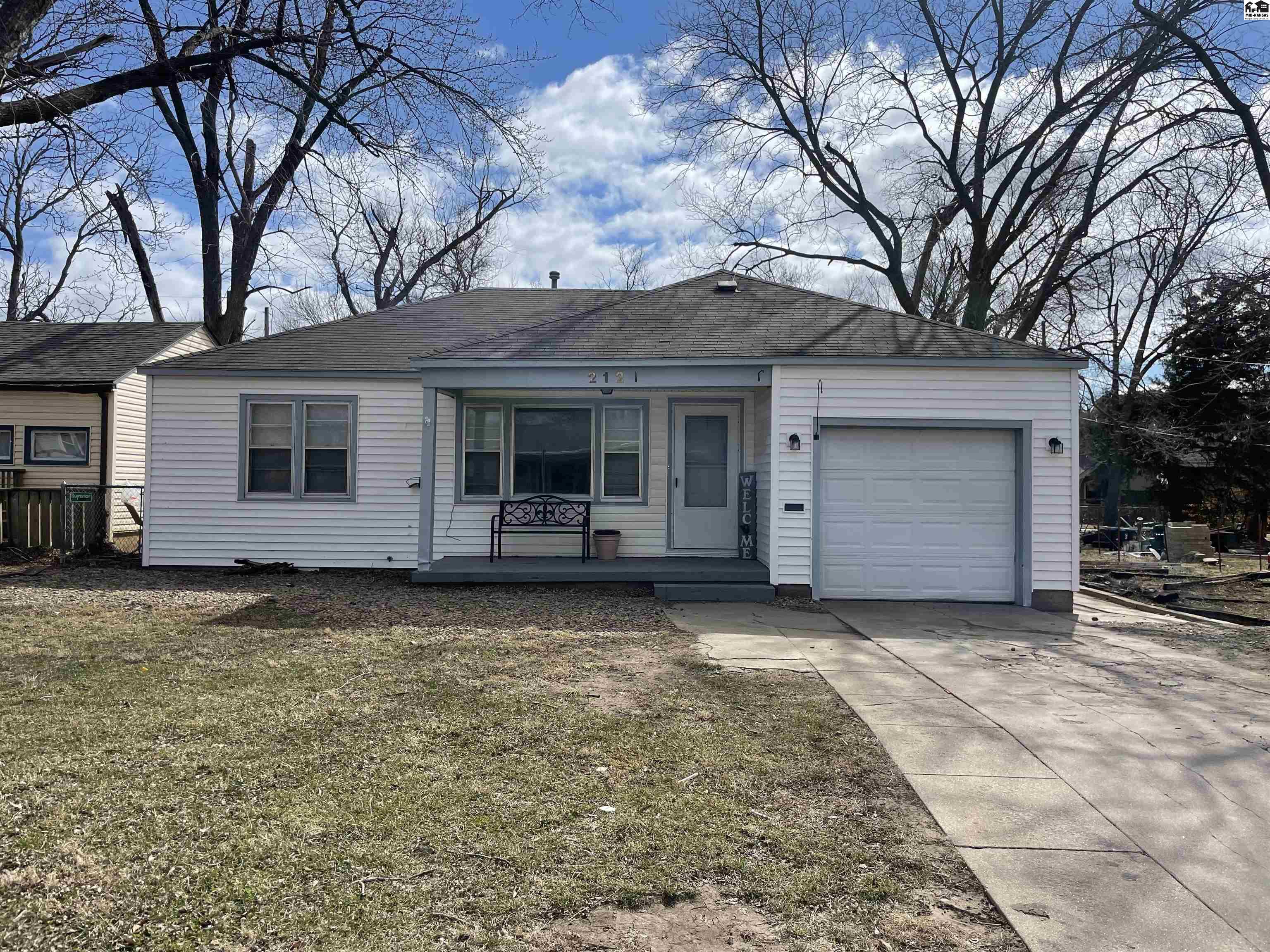 212 E Blair St, Lyons, KS 67554