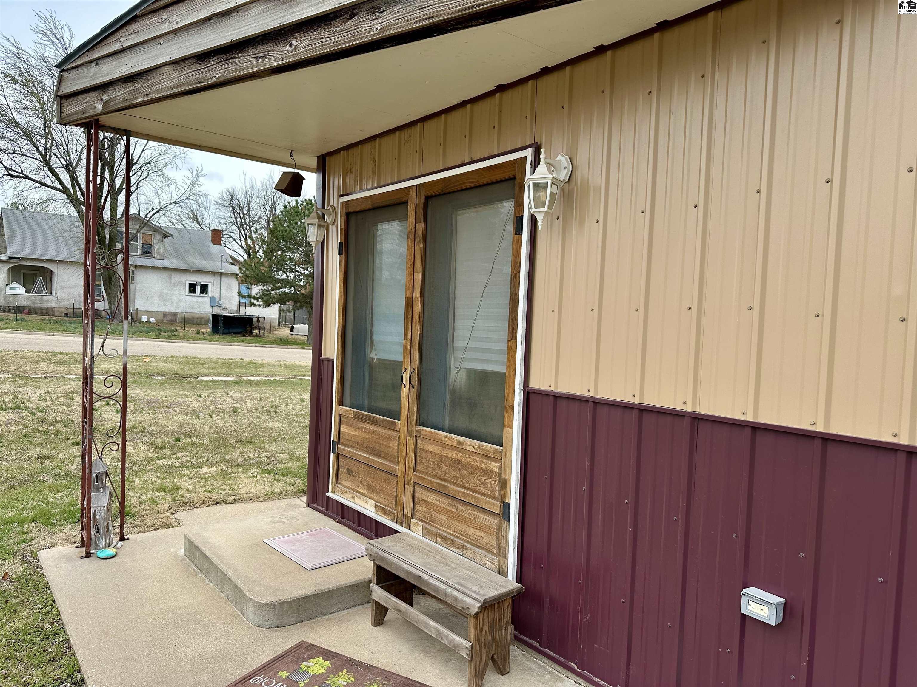 323 S Oak St, Medicine Lodge, KS 67104
