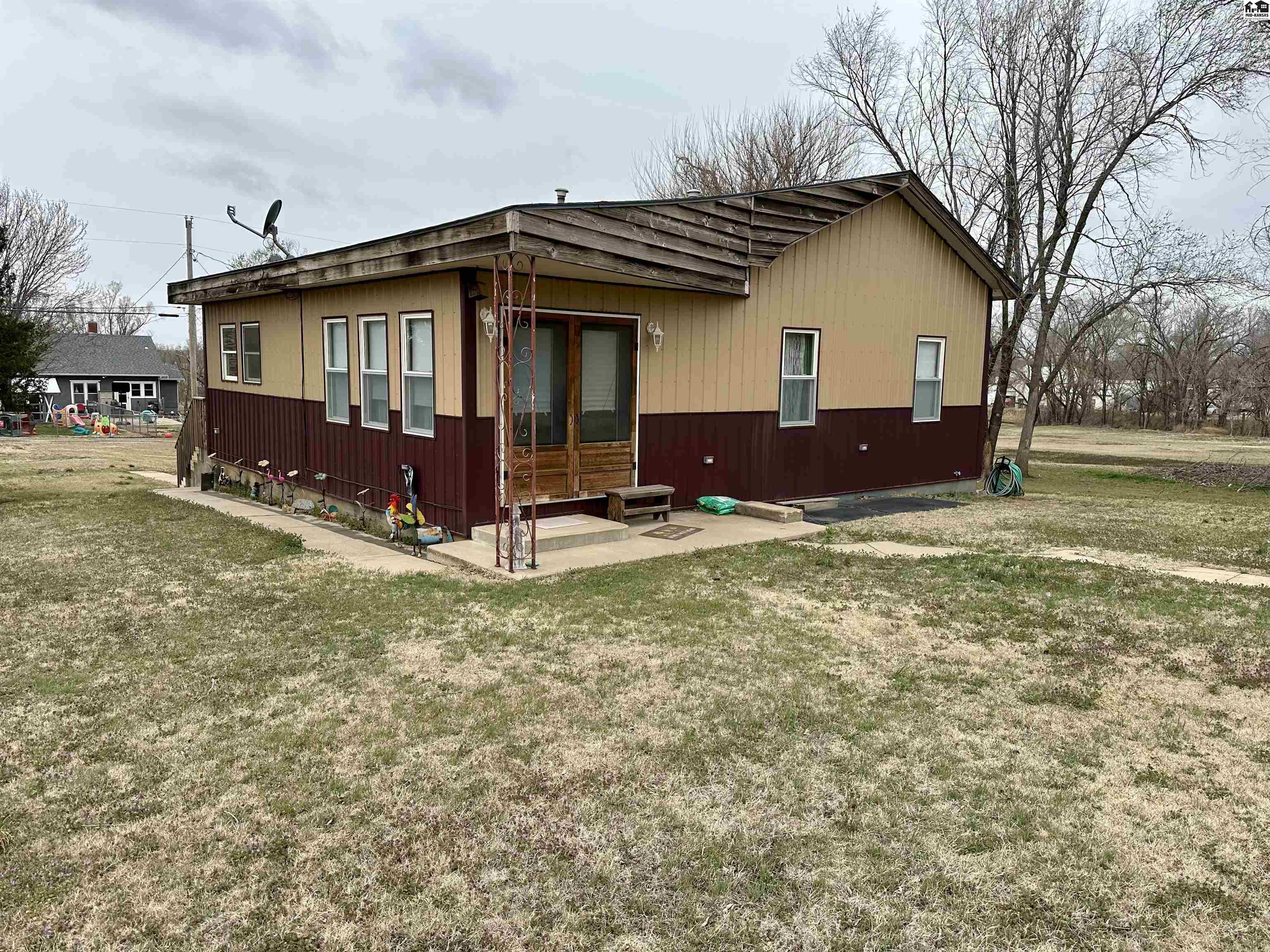 323 S Oak St, Medicine Lodge, KS 67104