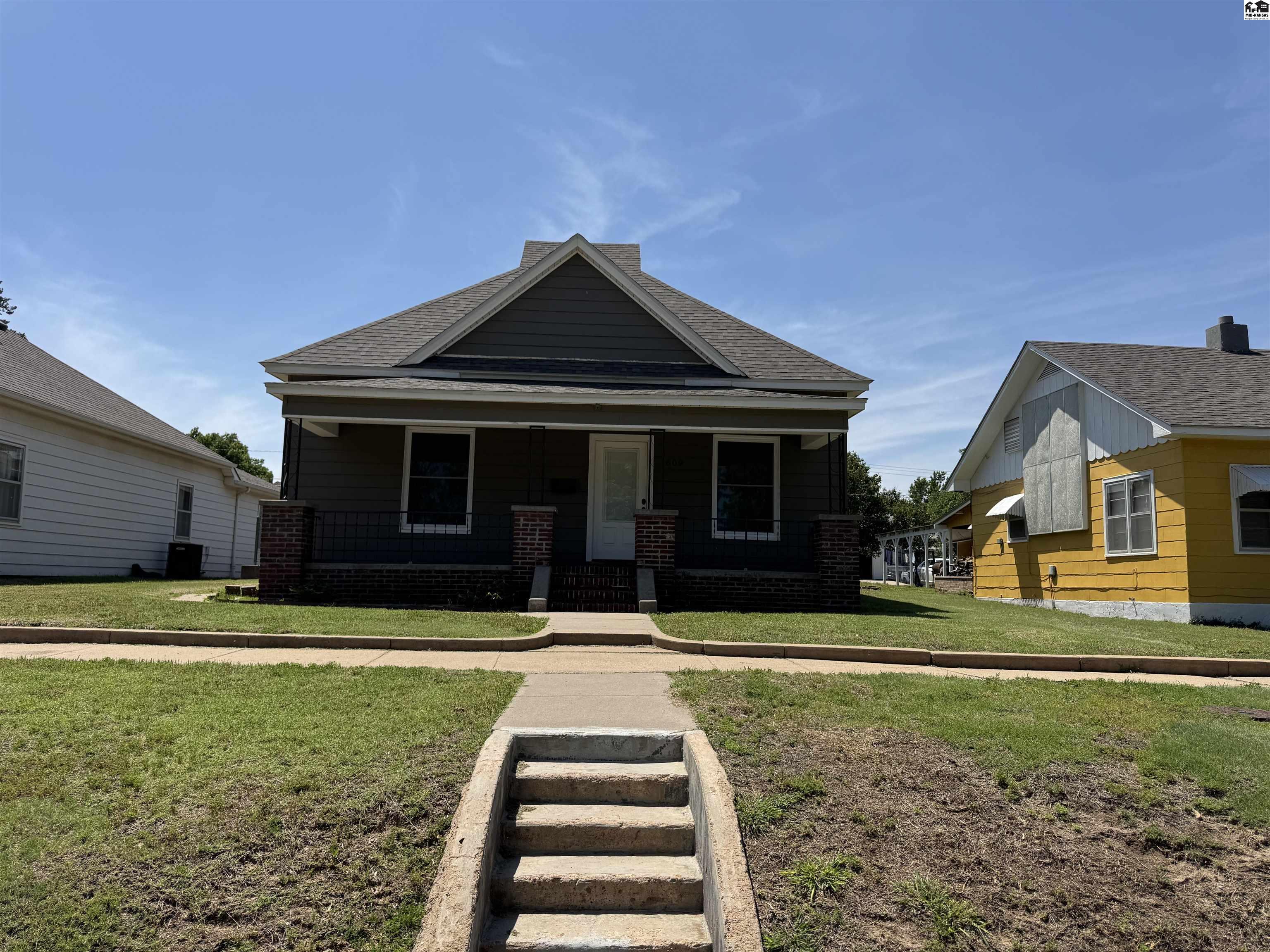 609 N Pine St, Pratt, KS 67124