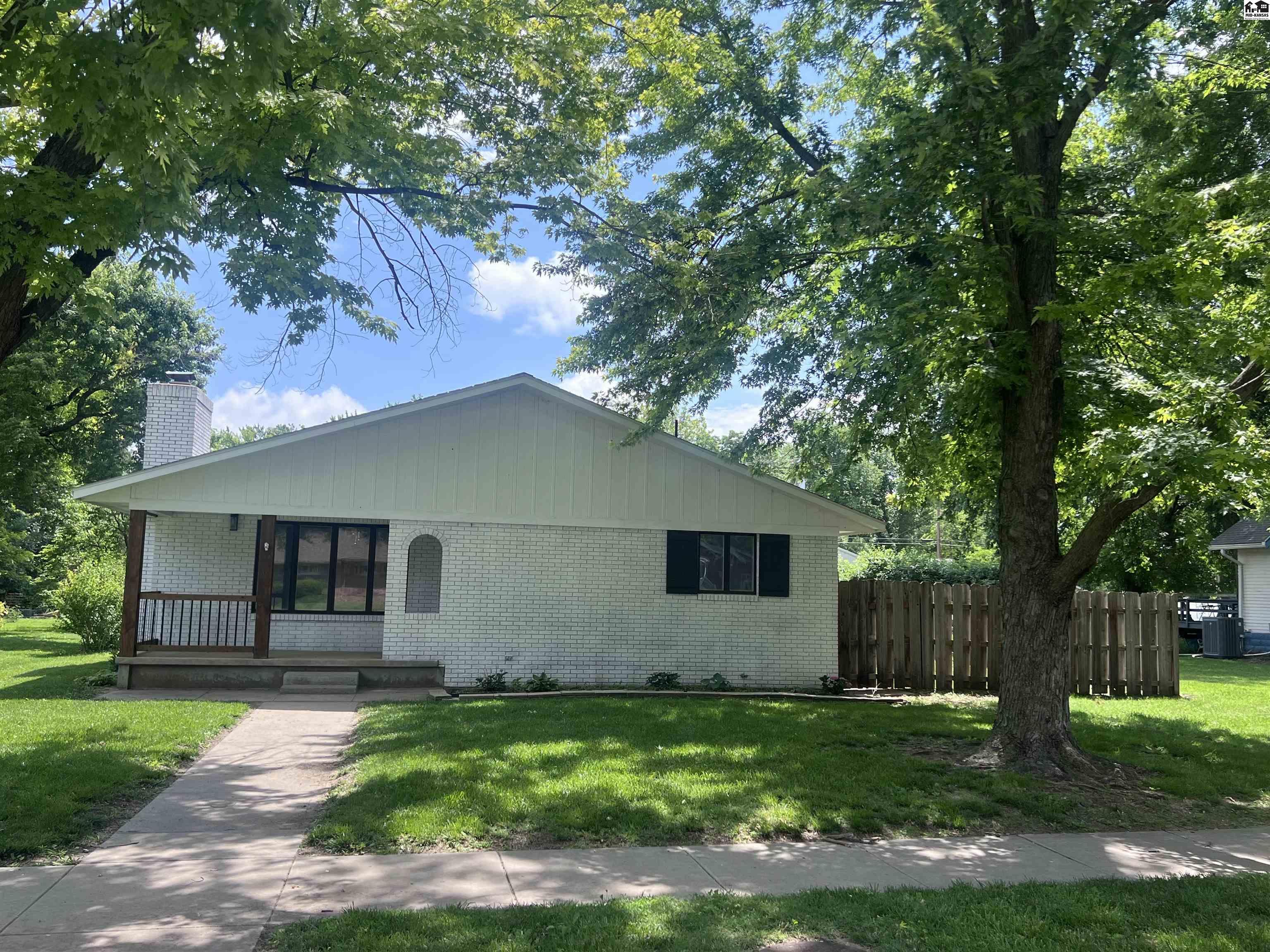 214 N 4th St, Sterling, KS 67579