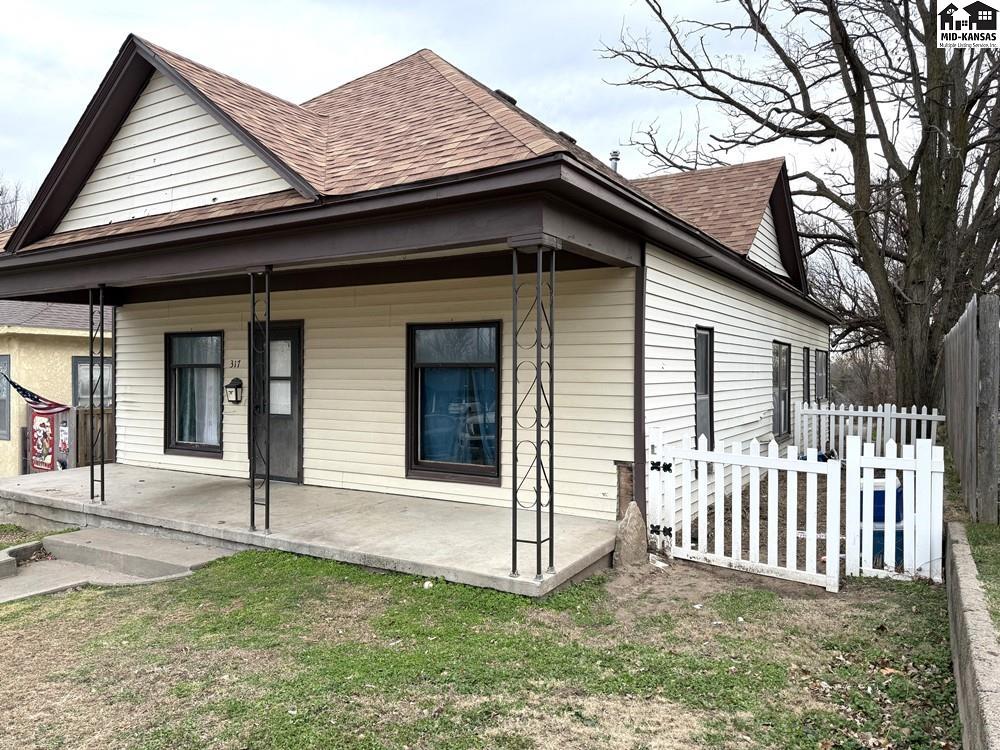 317 W 4th St, Larned, KS 67550