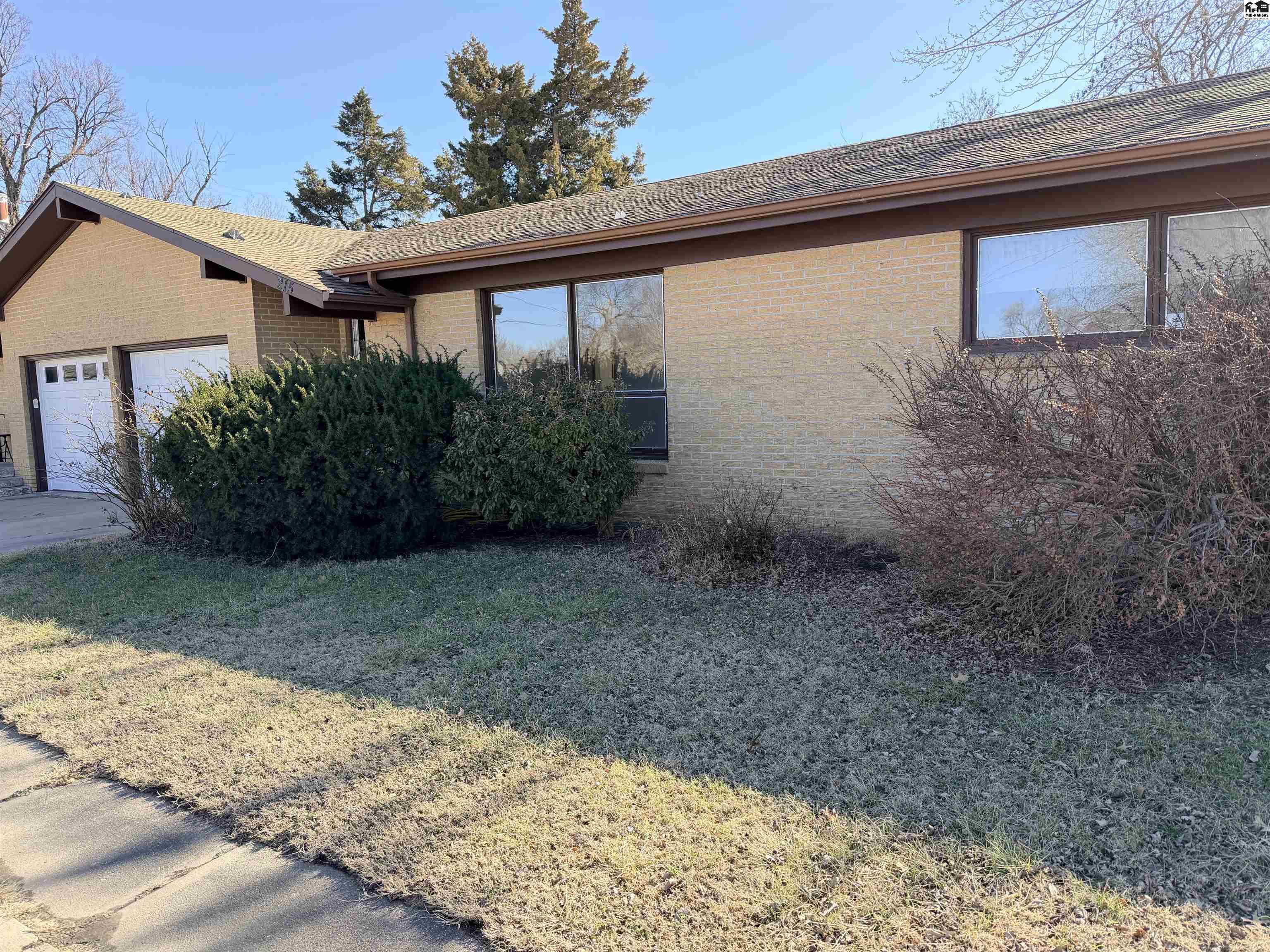 215 N Main St, Canton, KS 67428