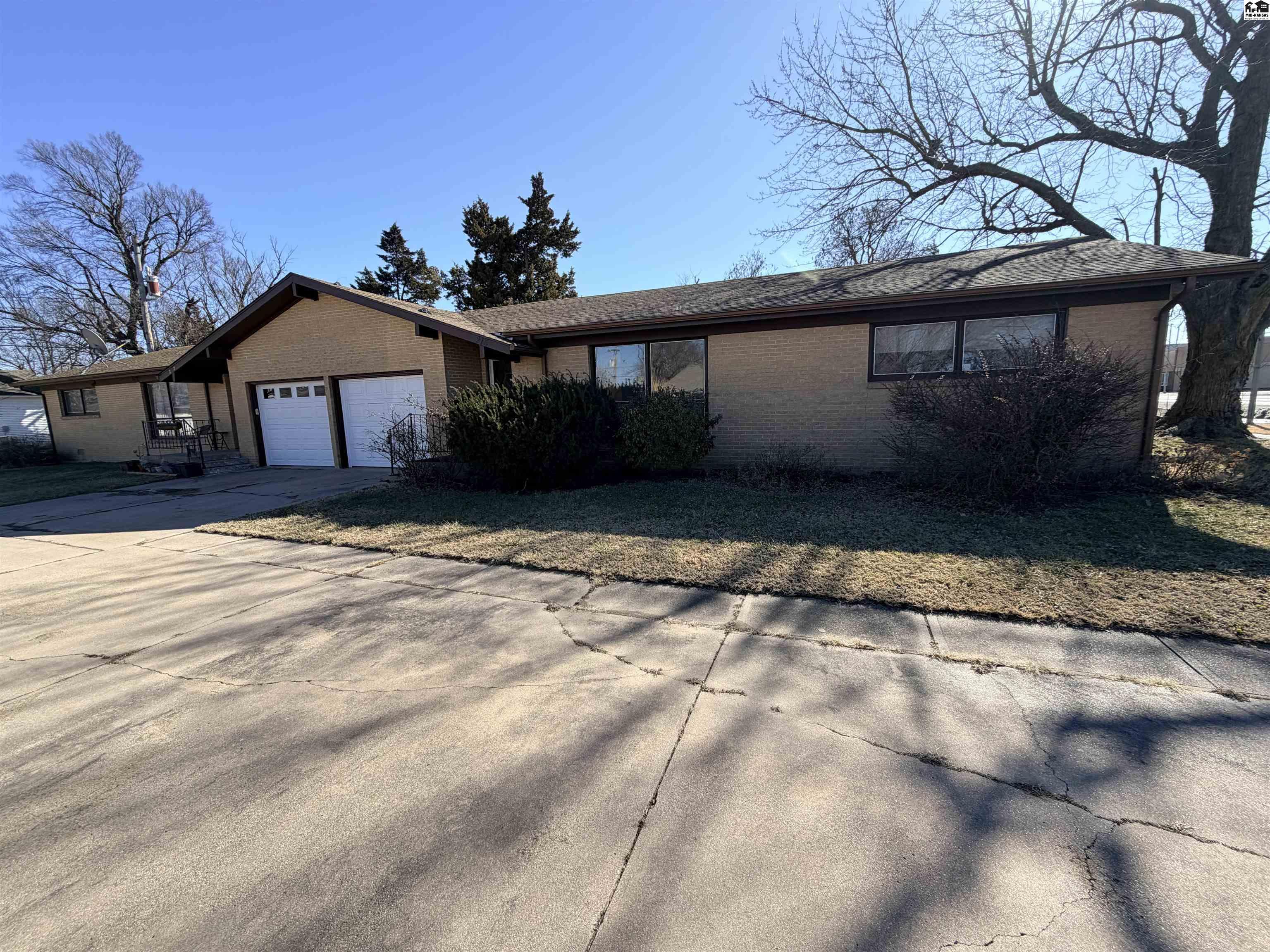 215 N Main St, Canton, KS 67428