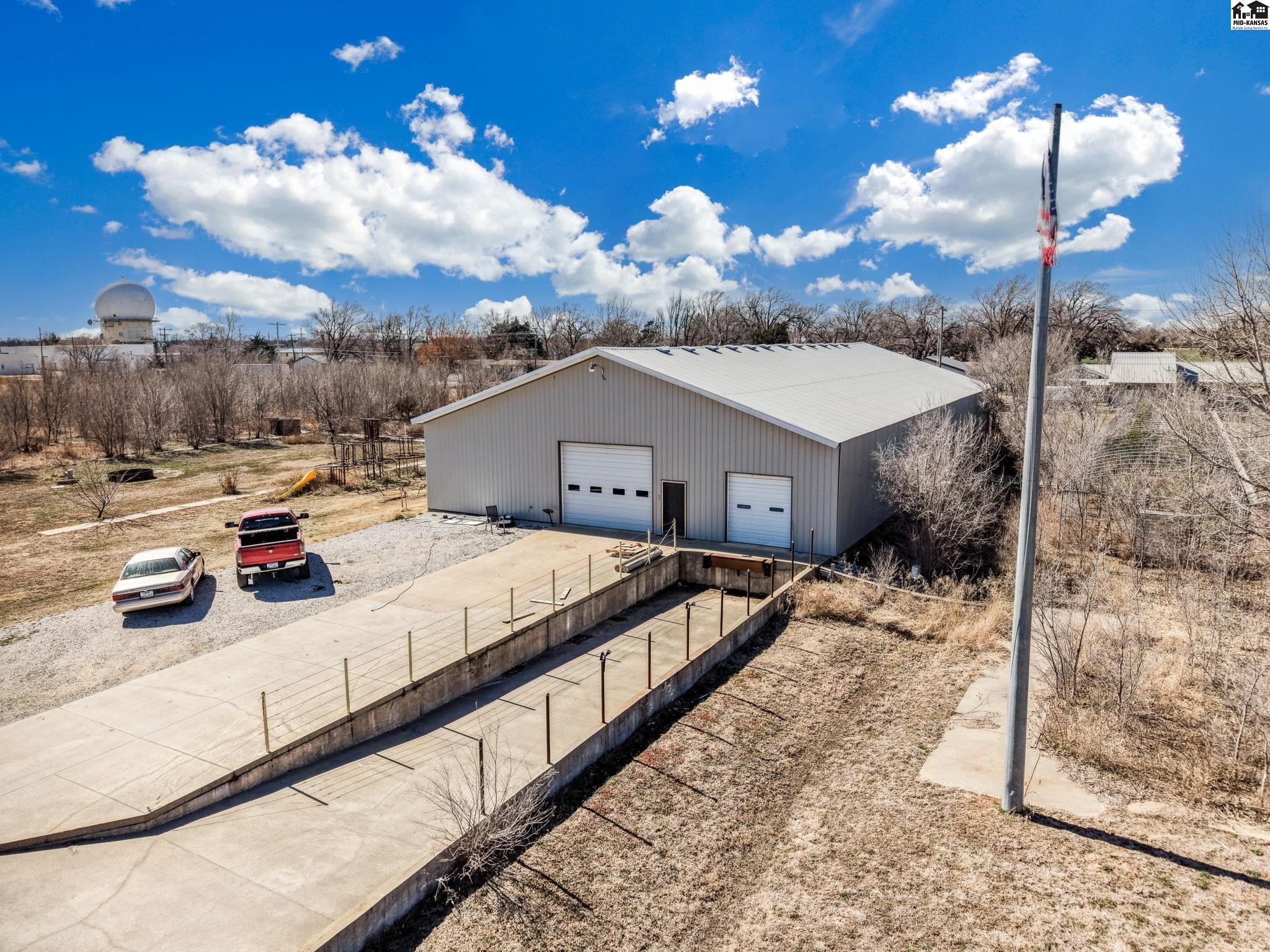 2405 E Wasp Rd, Hutchinson, KS 67501