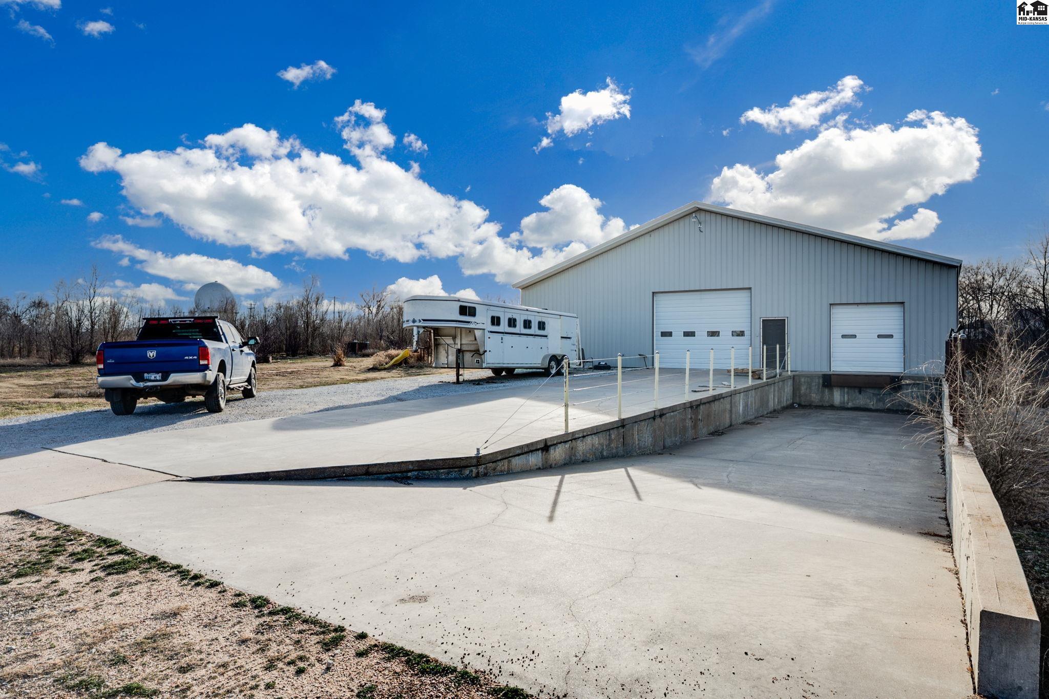 2405 E Wasp Rd, Hutchinson, KS 67501