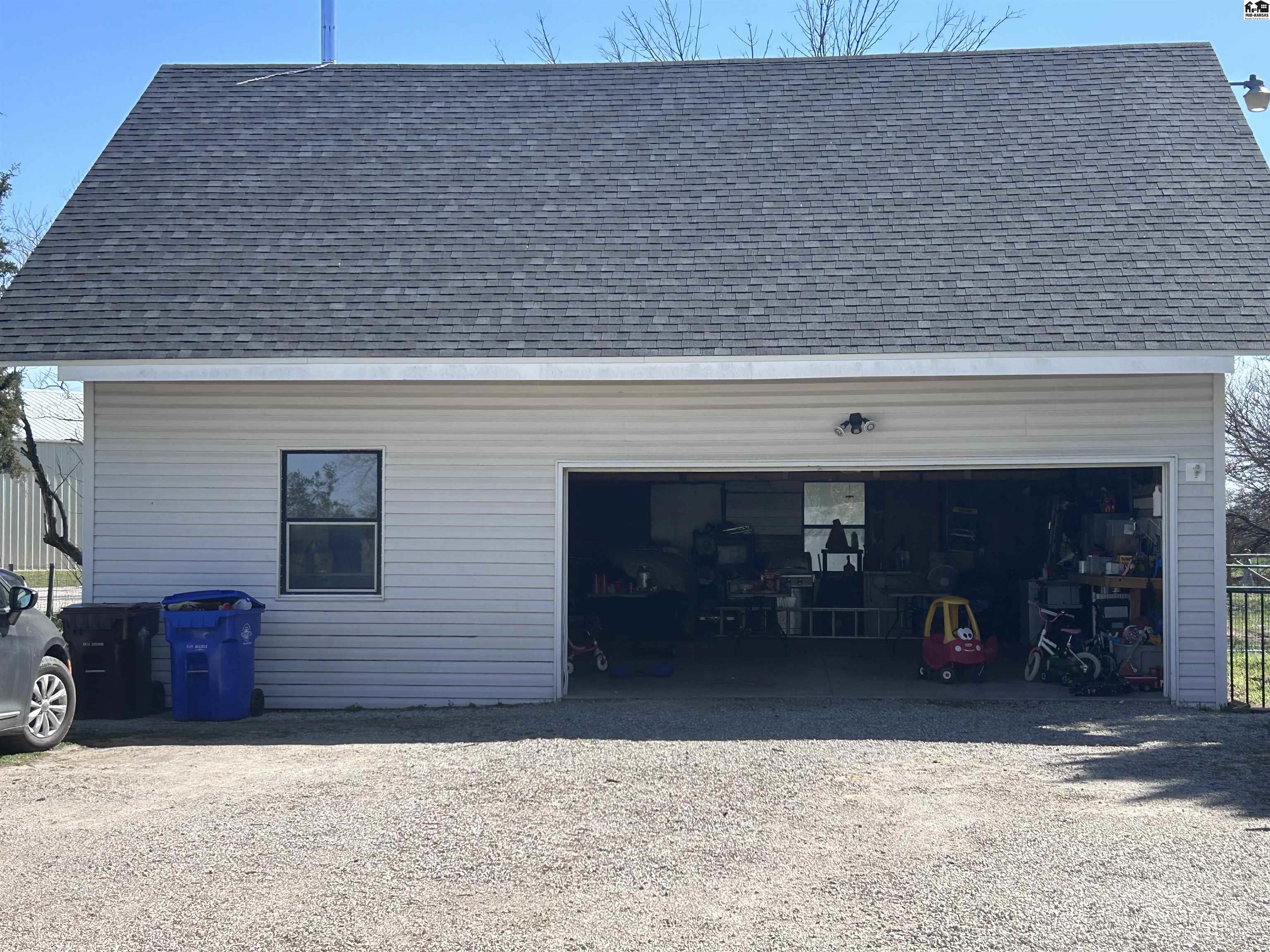 701 E Hoch St, Moundridge, KS 67107