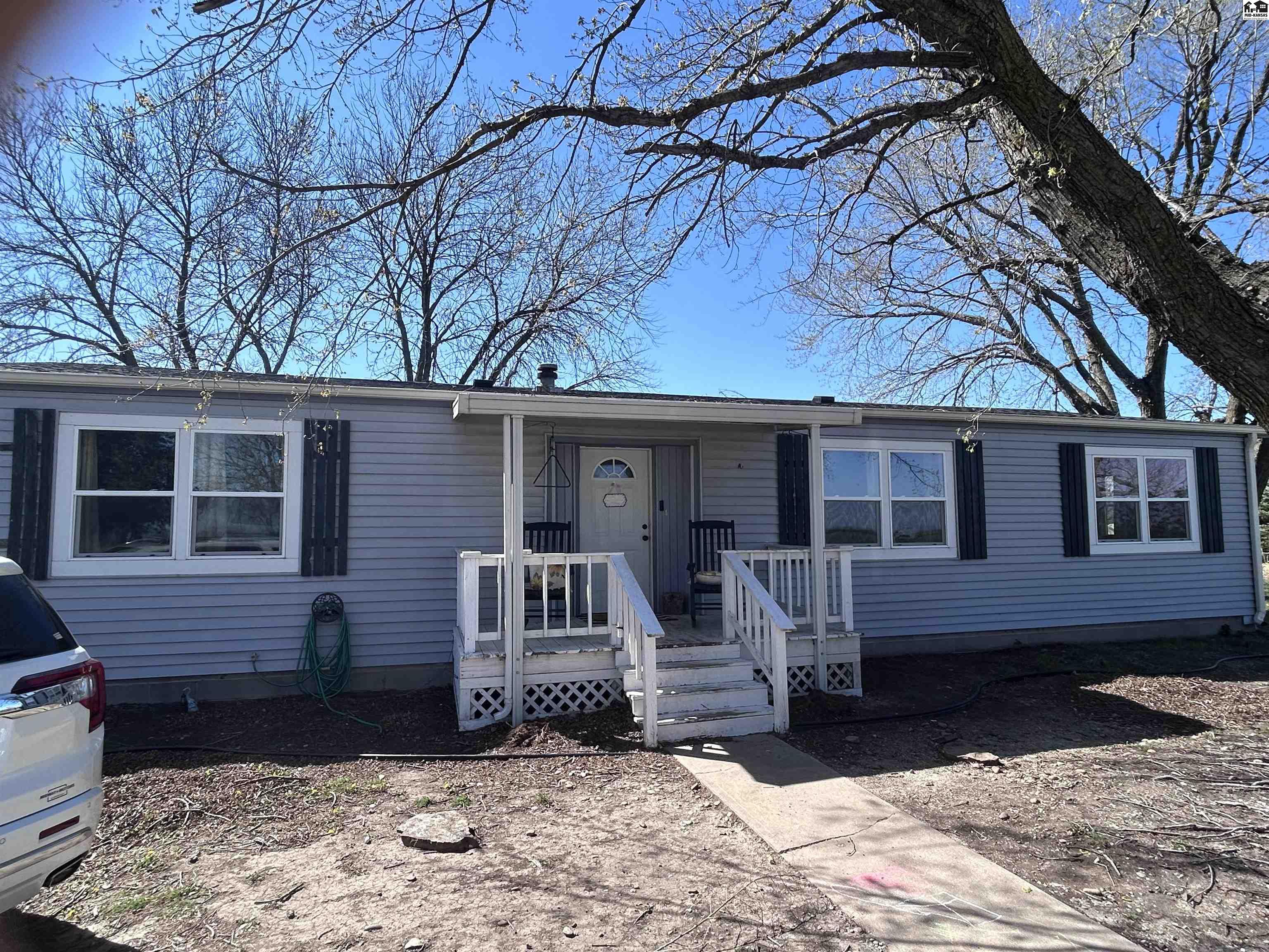 701 E Hoch St, Moundridge, KS 67107
