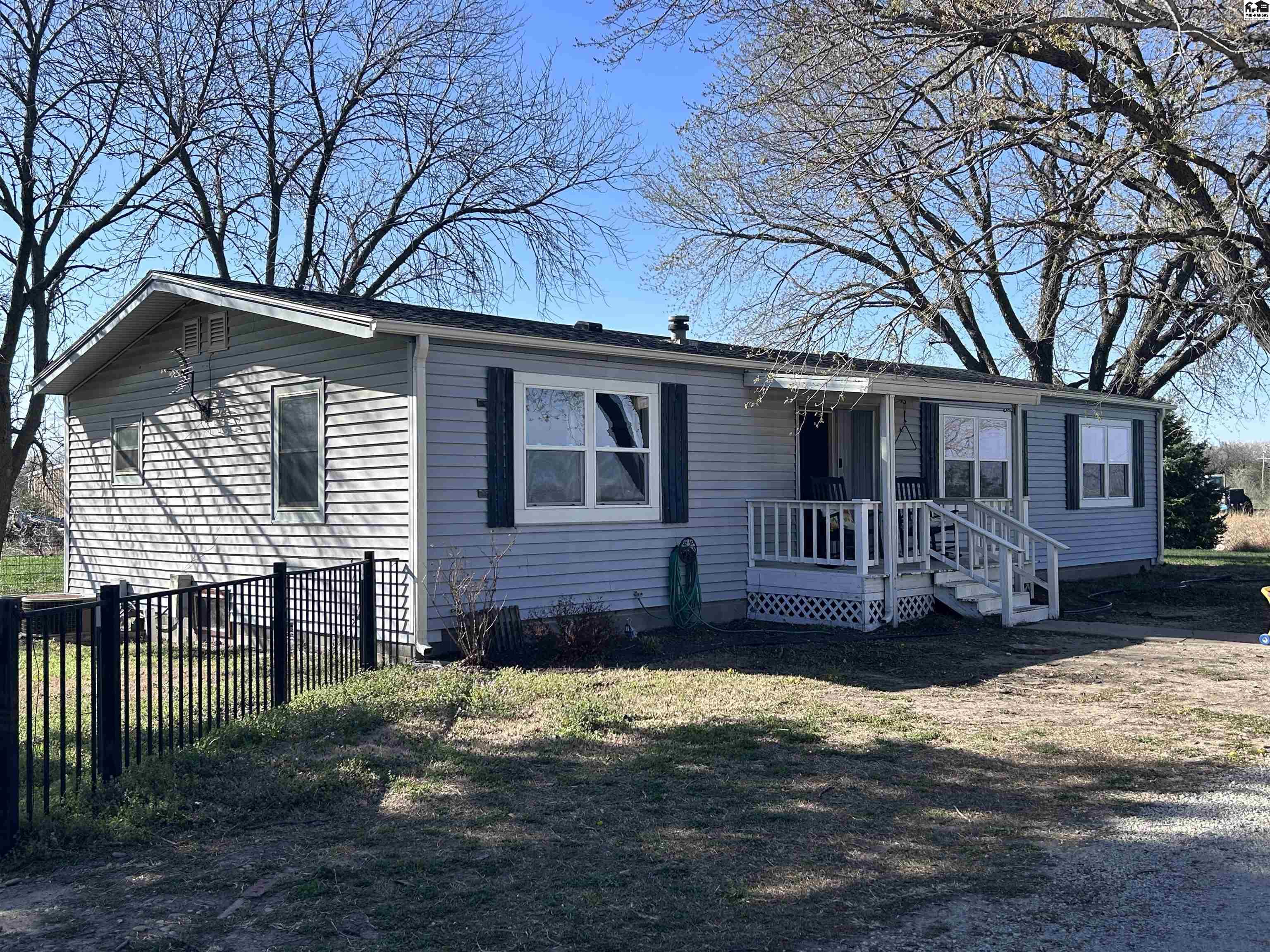 701 E Hoch St, Moundridge, KS 67107