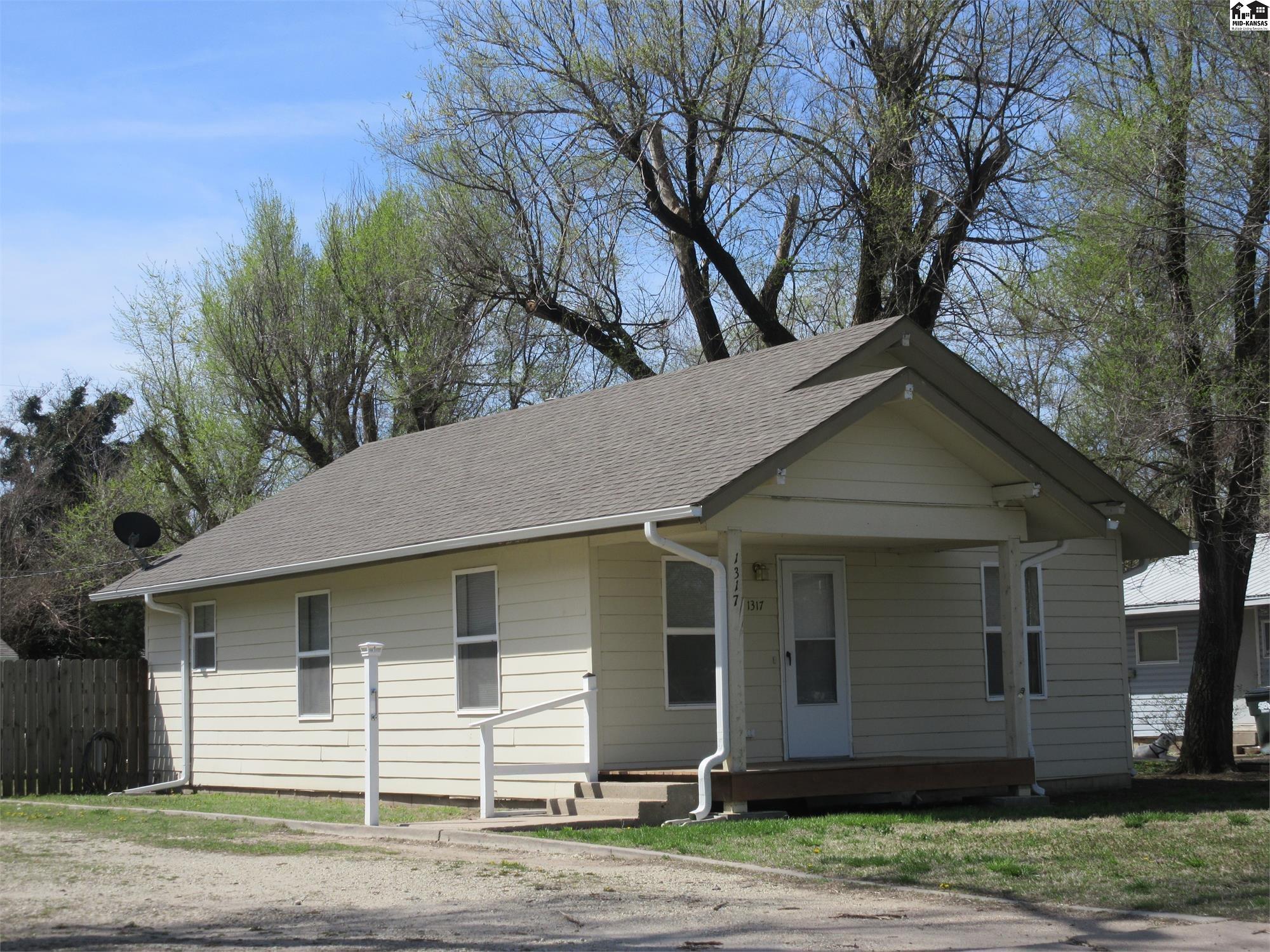 1317 E 6th Ave, Hutchinson, KS 67501