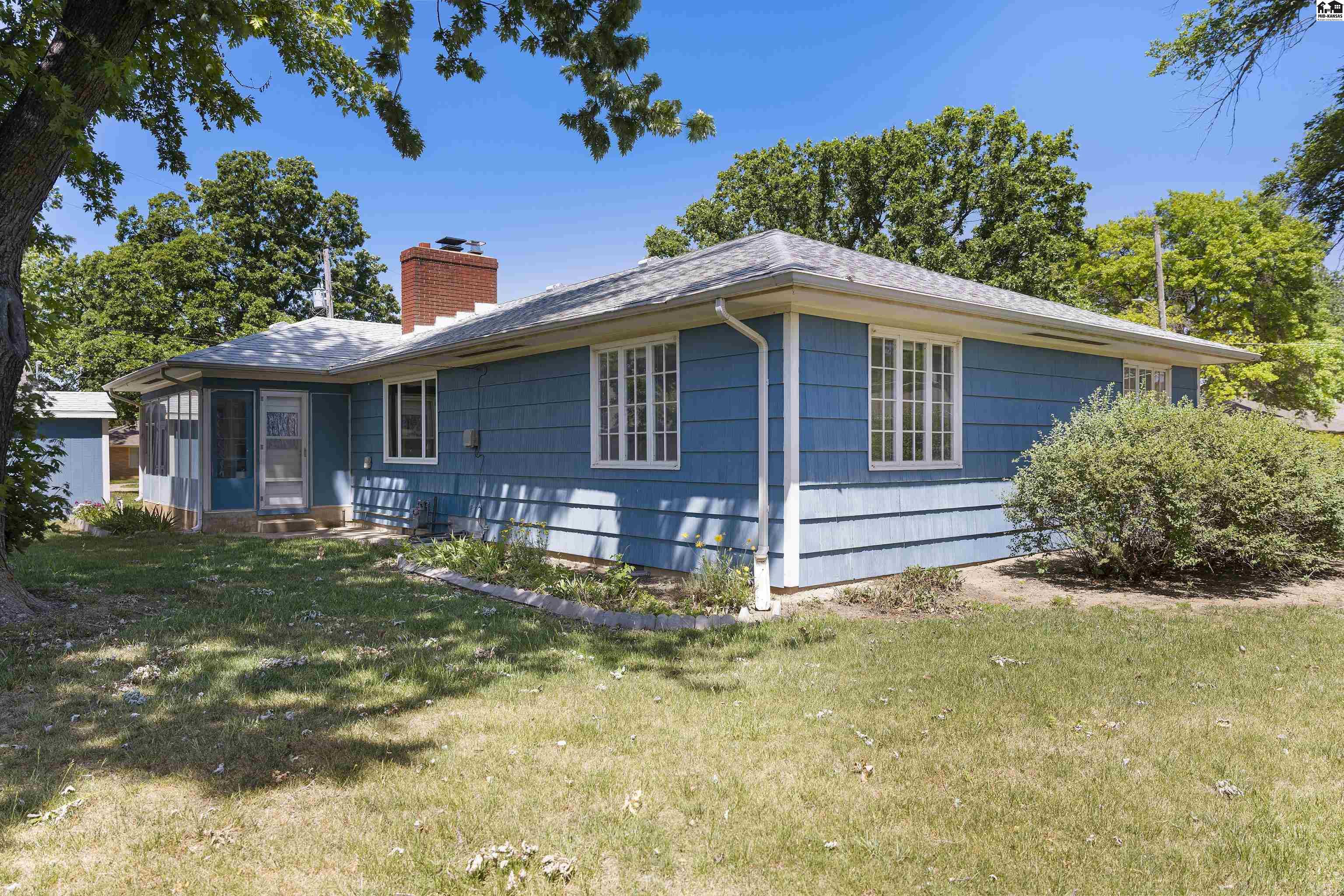 1001 Tobias Dr, Lyons, KS 67554