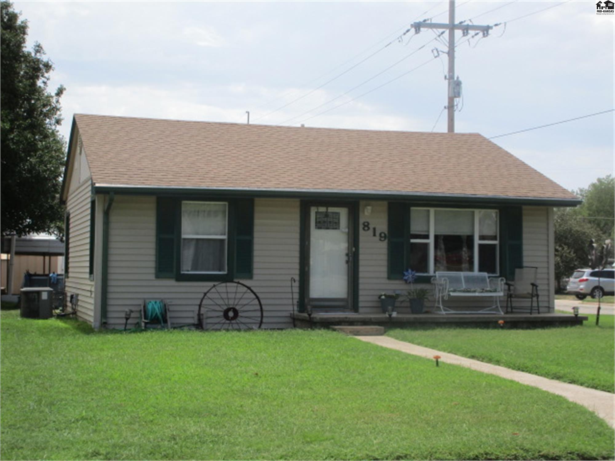 819 W 19th Ave, Hutchinson, KS 67502