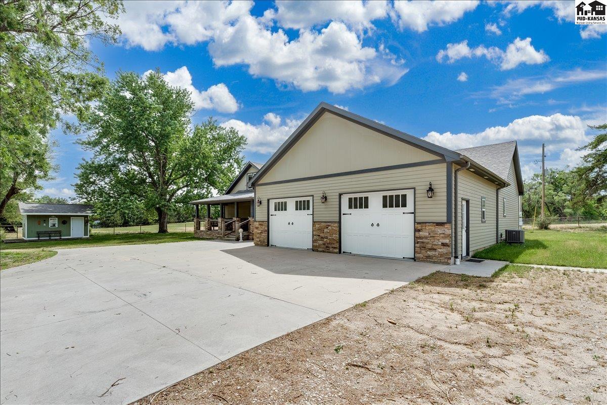 1006 E 69th Ave, Hutchinson, KS 67502