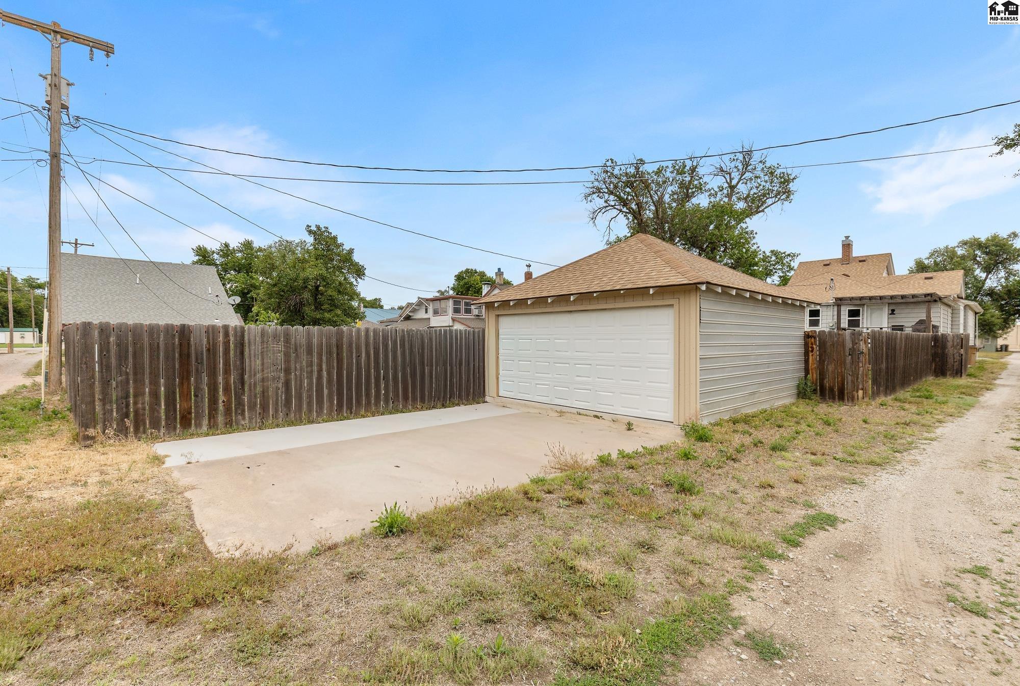 111 N 7th St, Sterling, KS 67579