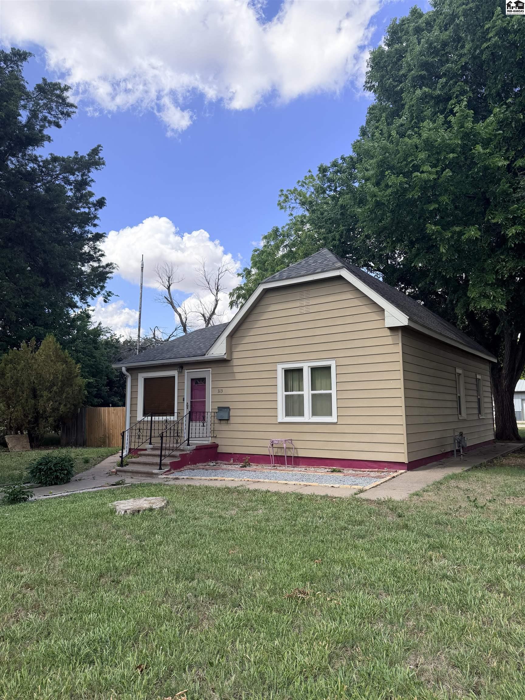 303 S Garfield Ave, Lyons, KS 67554