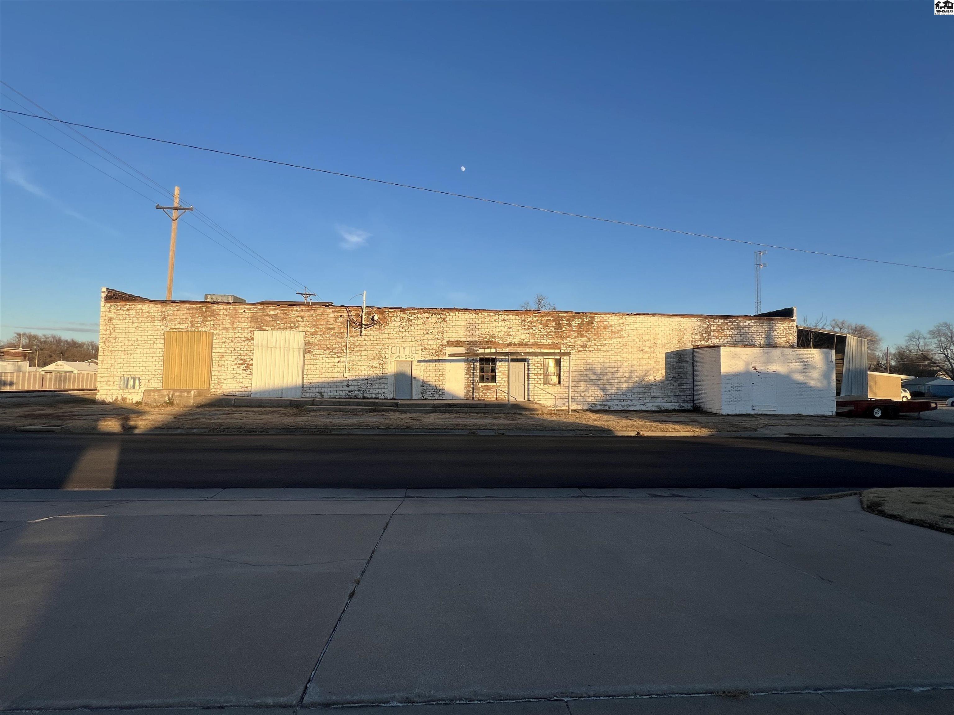310 N Oak St, Mcpherson, KS 67460