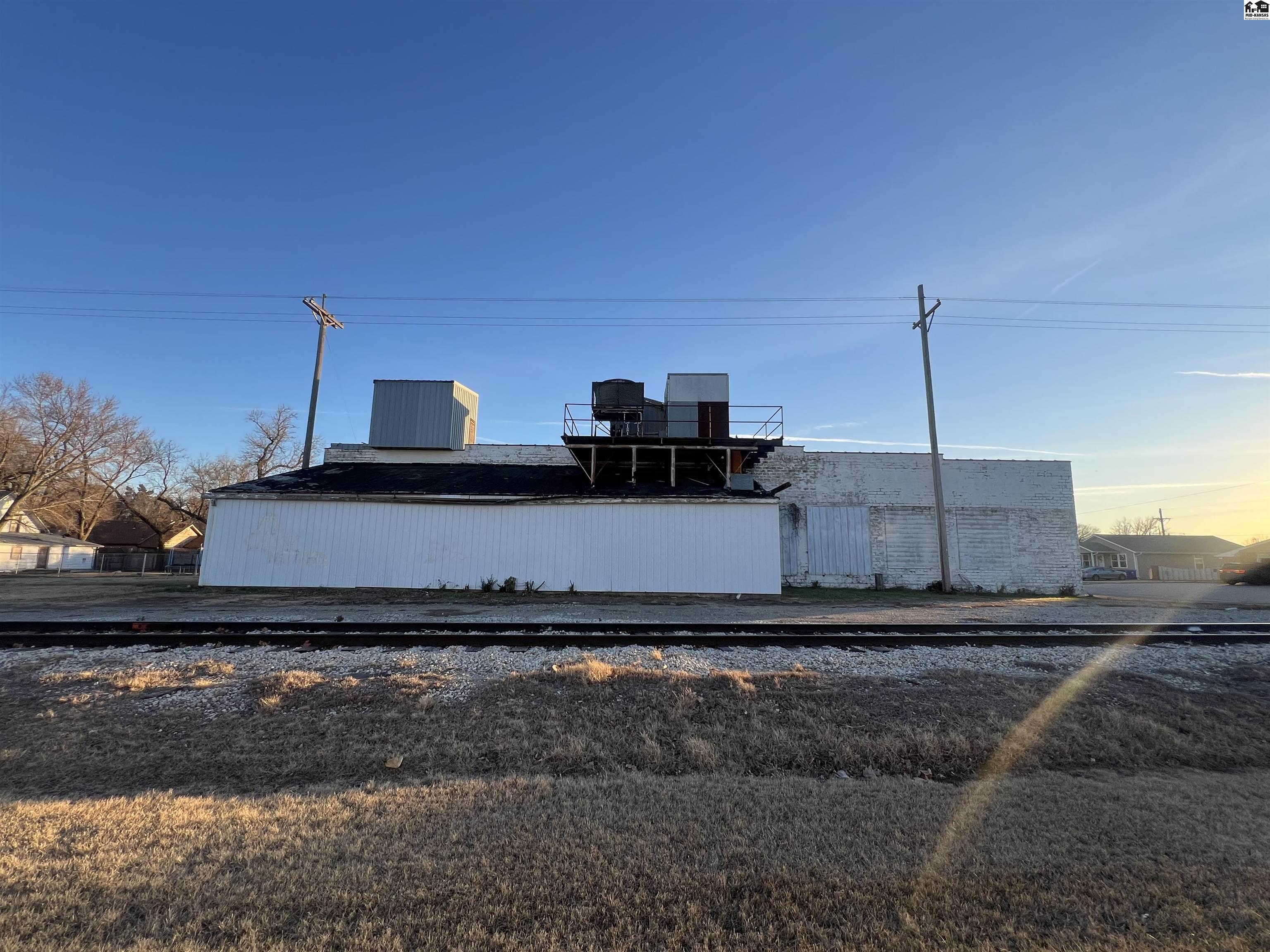 310 N Oak St, Mcpherson, KS 67460