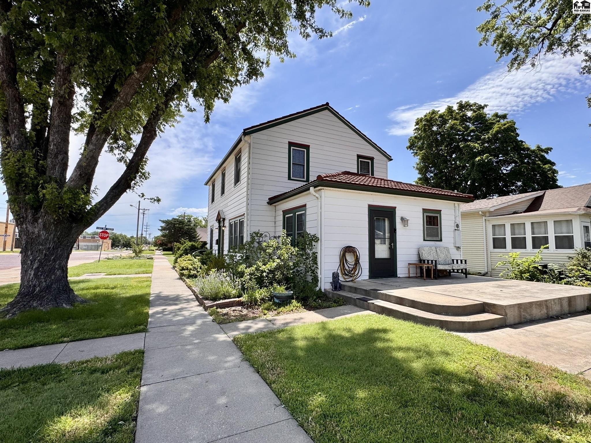 102 W Lyon, Lyons, KS 67554