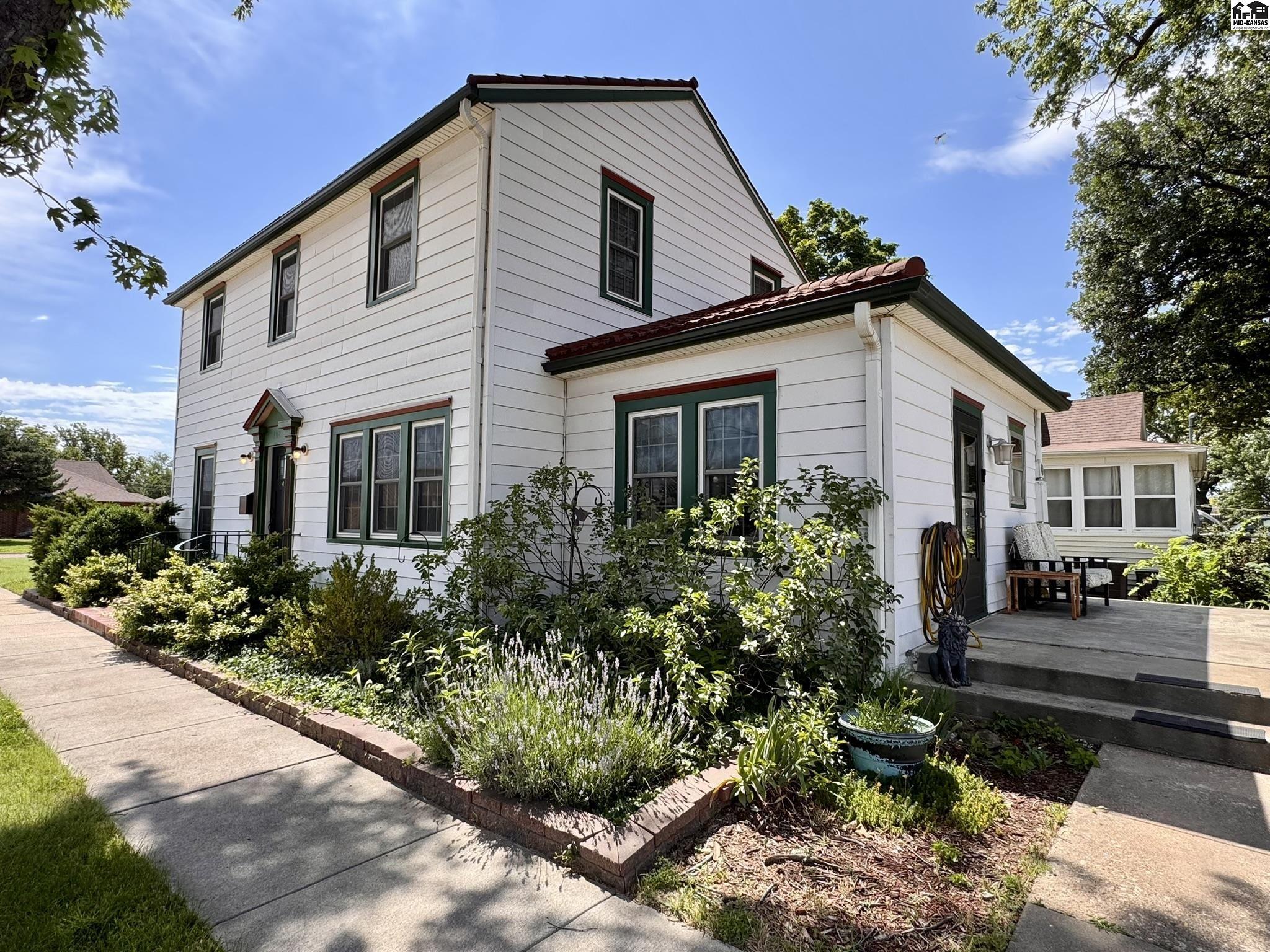 102 W Lyon, Lyons, KS 67554