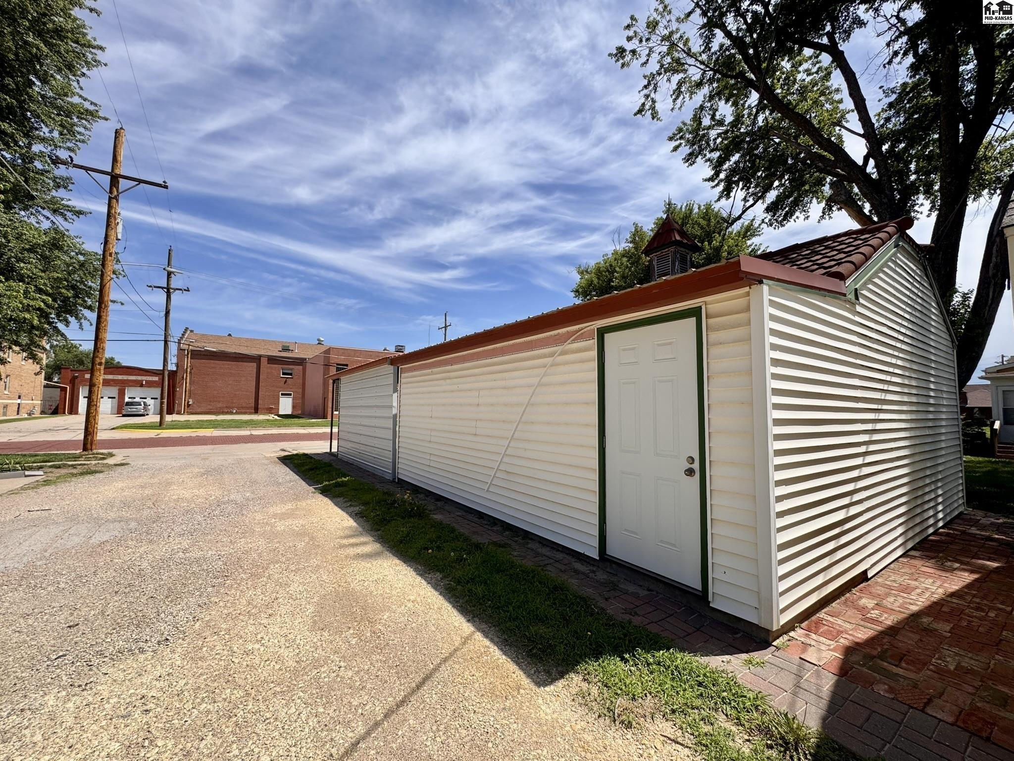 102 W Lyon, Lyons, KS 67554