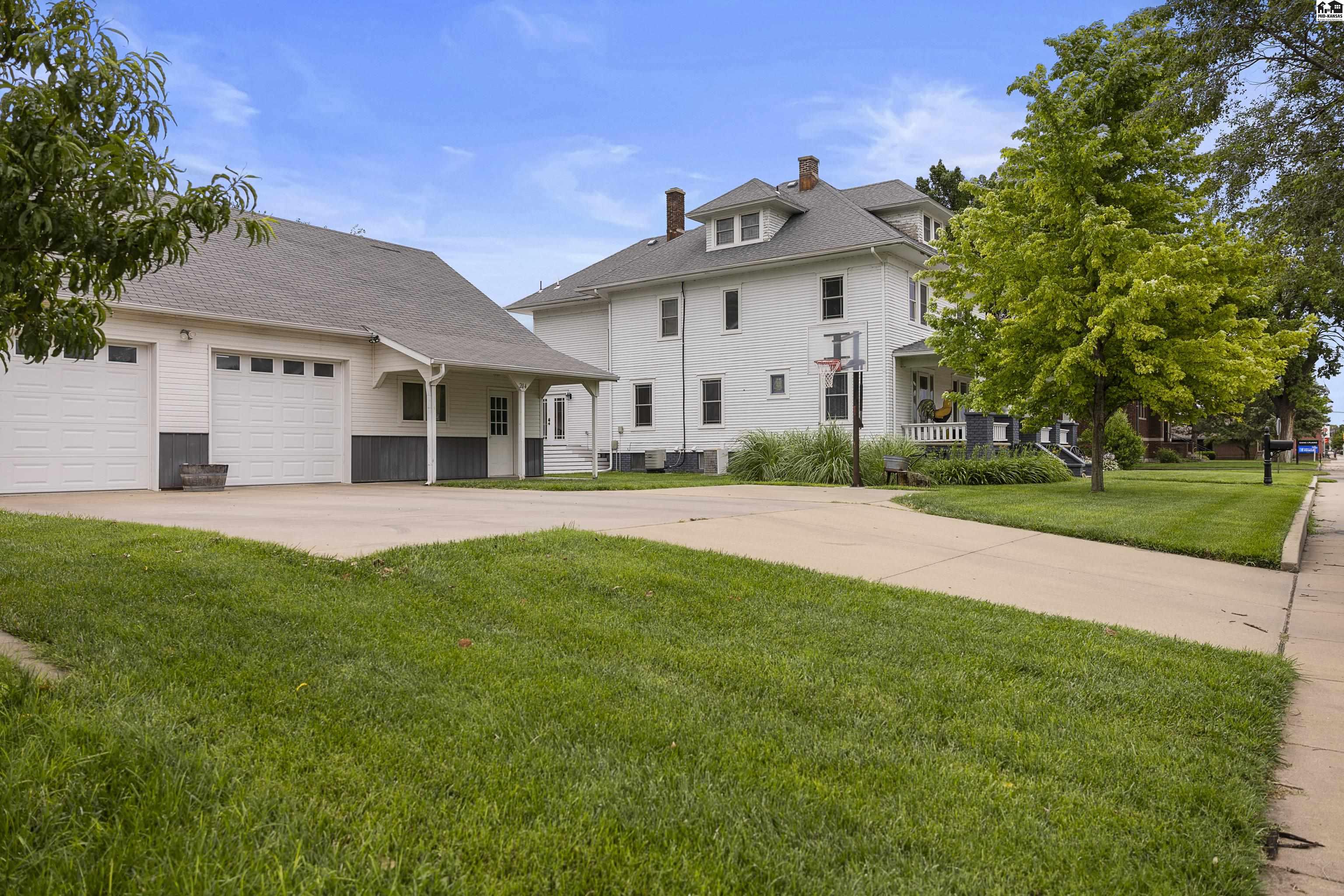 204 N Broadway Ave, Sterling, KS 67579