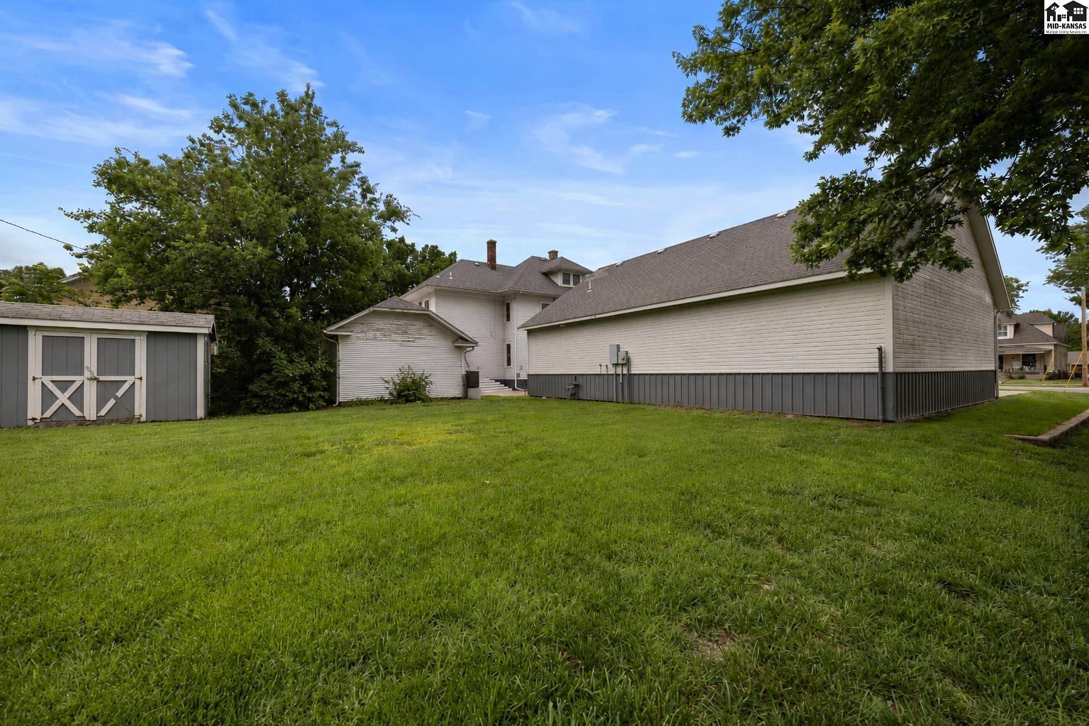 204 N Broadway Ave, Sterling, KS 67579