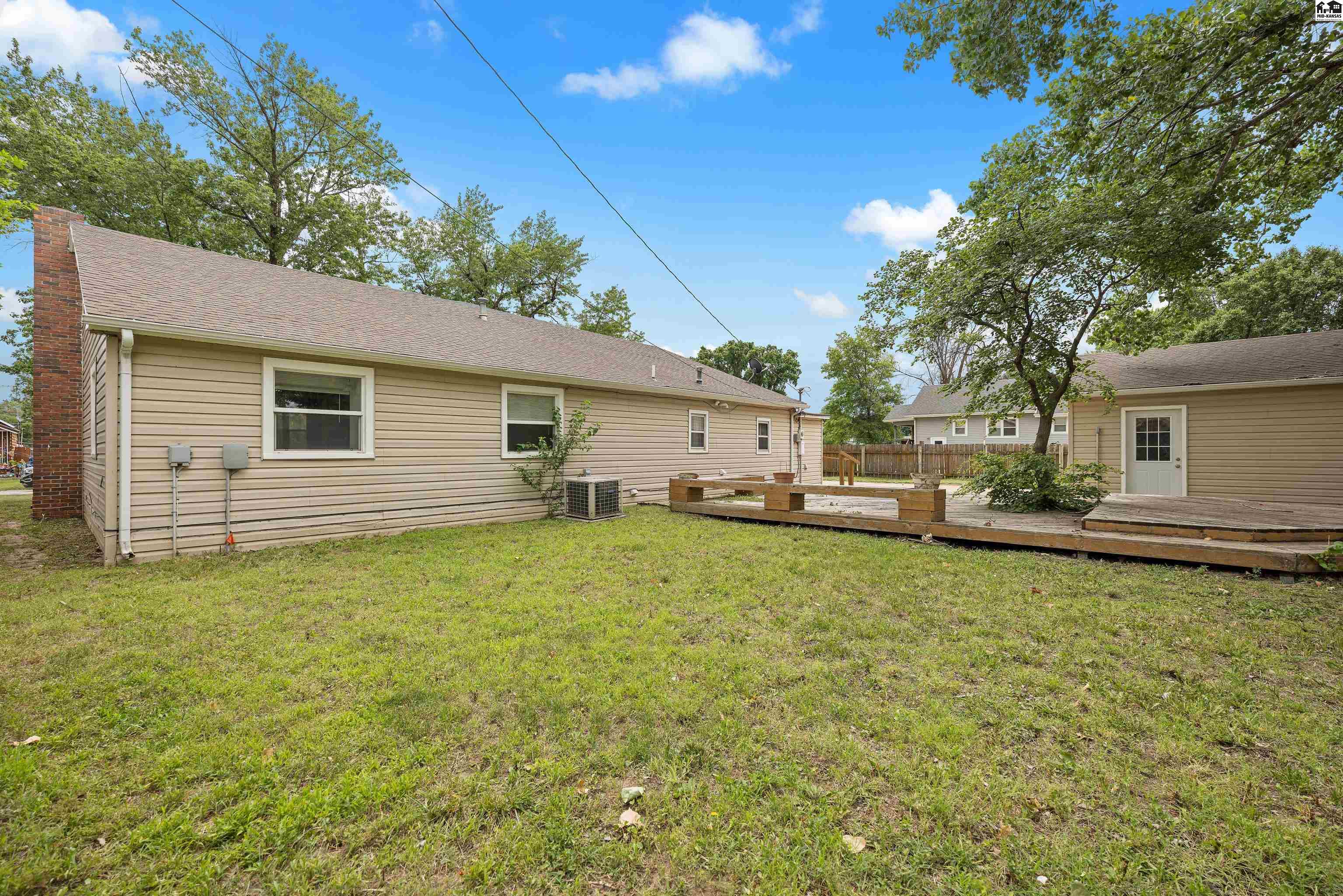 407 S 6th St, Sterling, KS 67579
