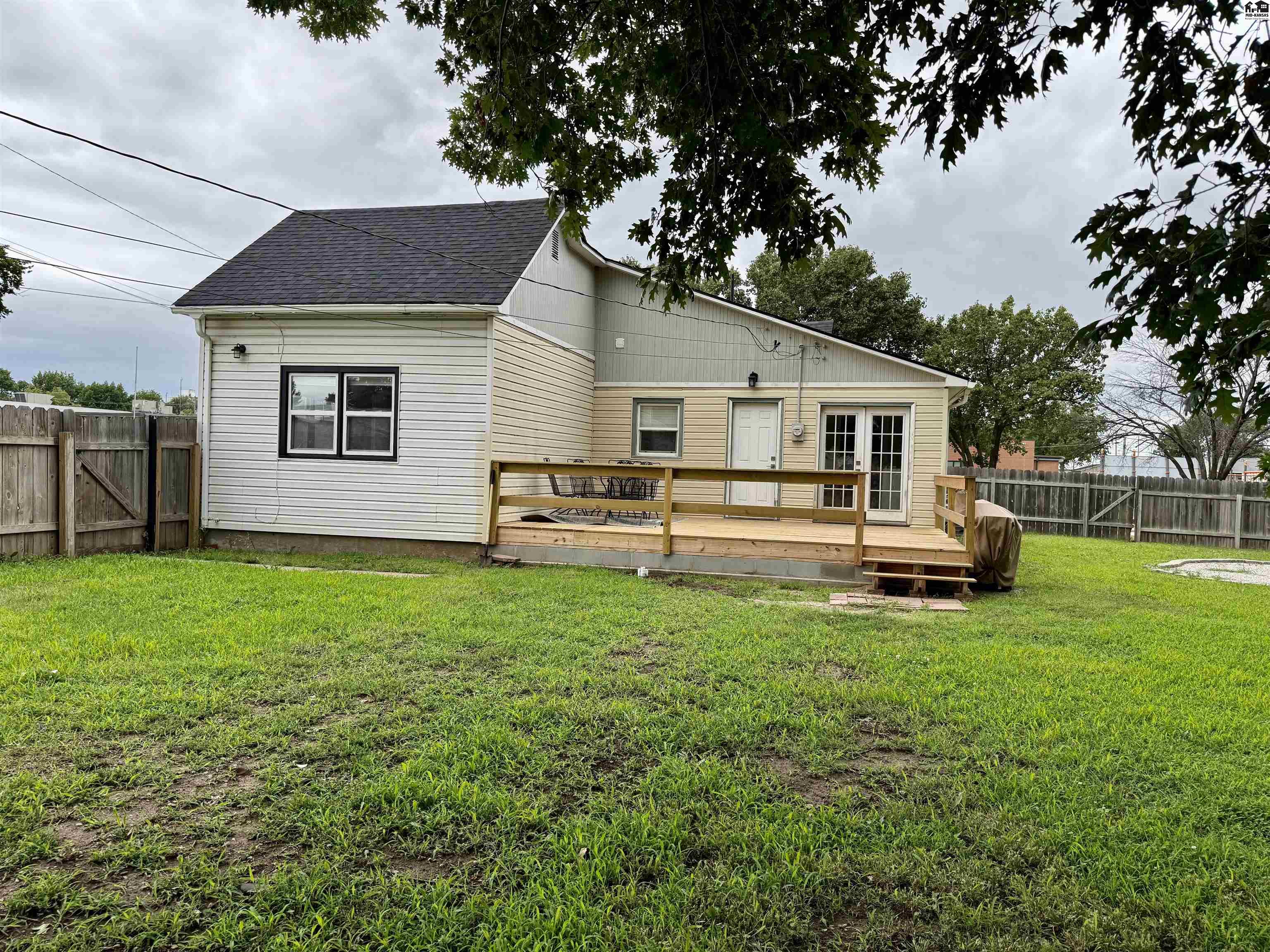 301 E Hudson St, Inman, KS 67546
