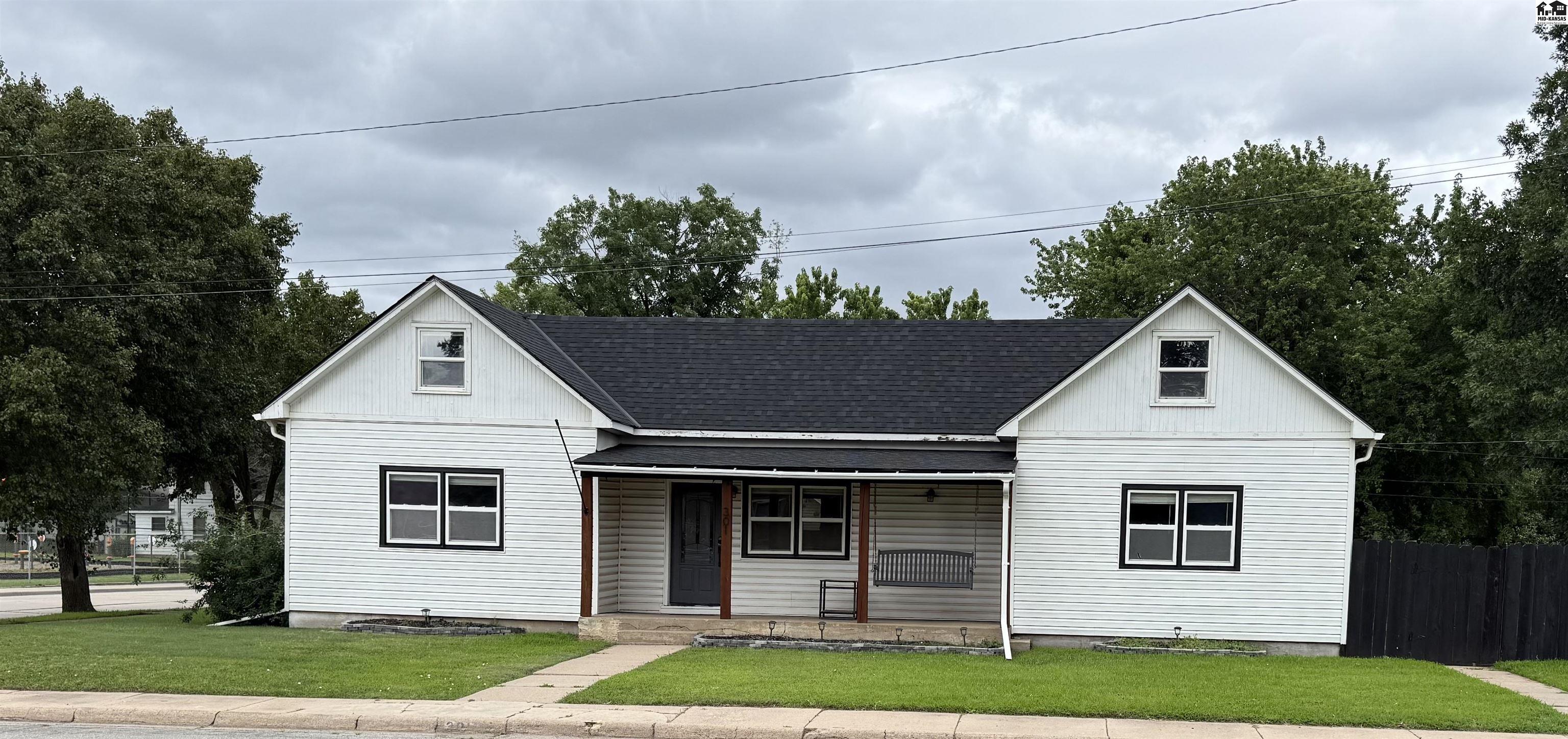 301 E Hudson St, Inman, KS 67546