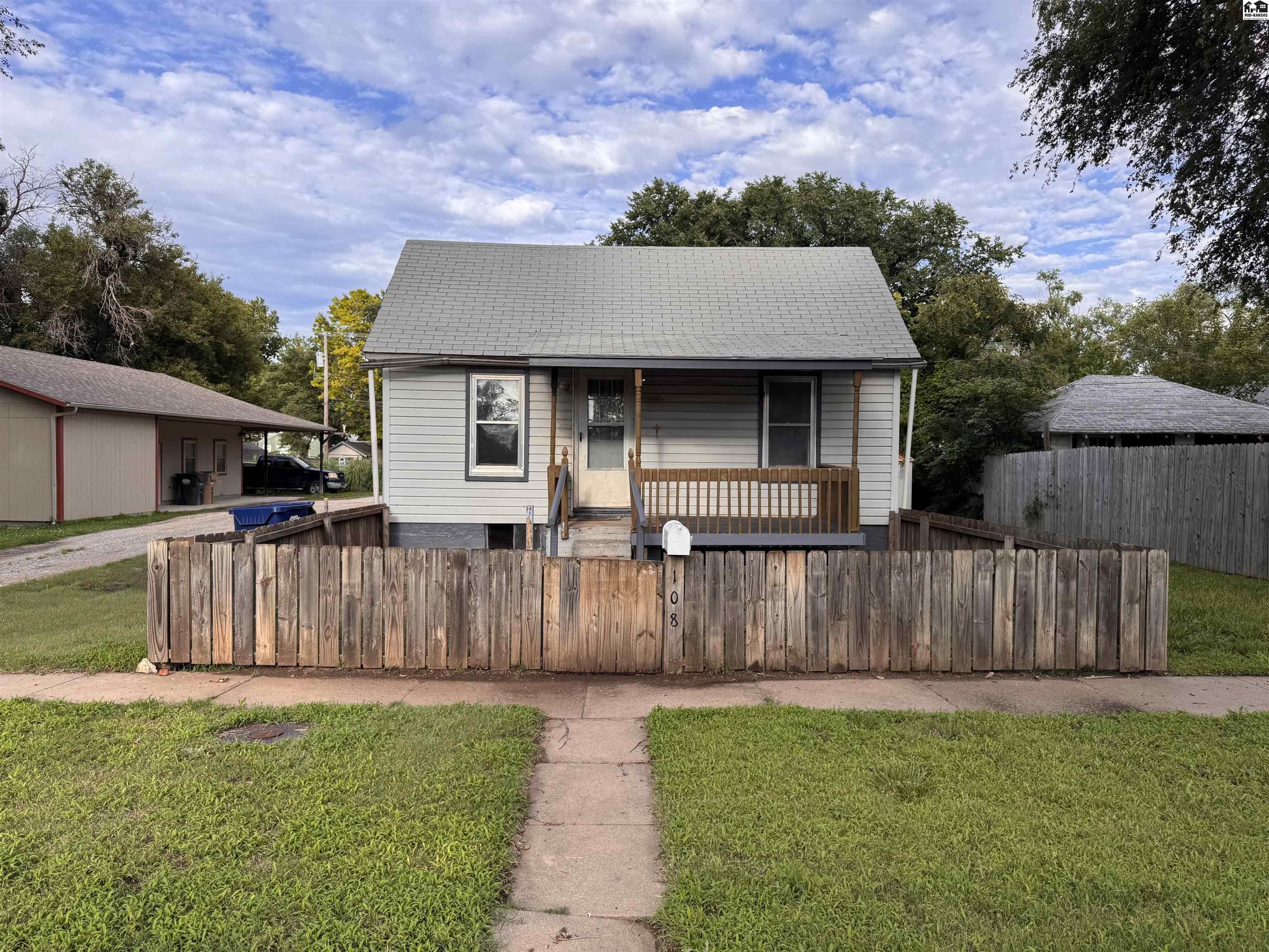 108 N 9th St, Sterling, KS 67579