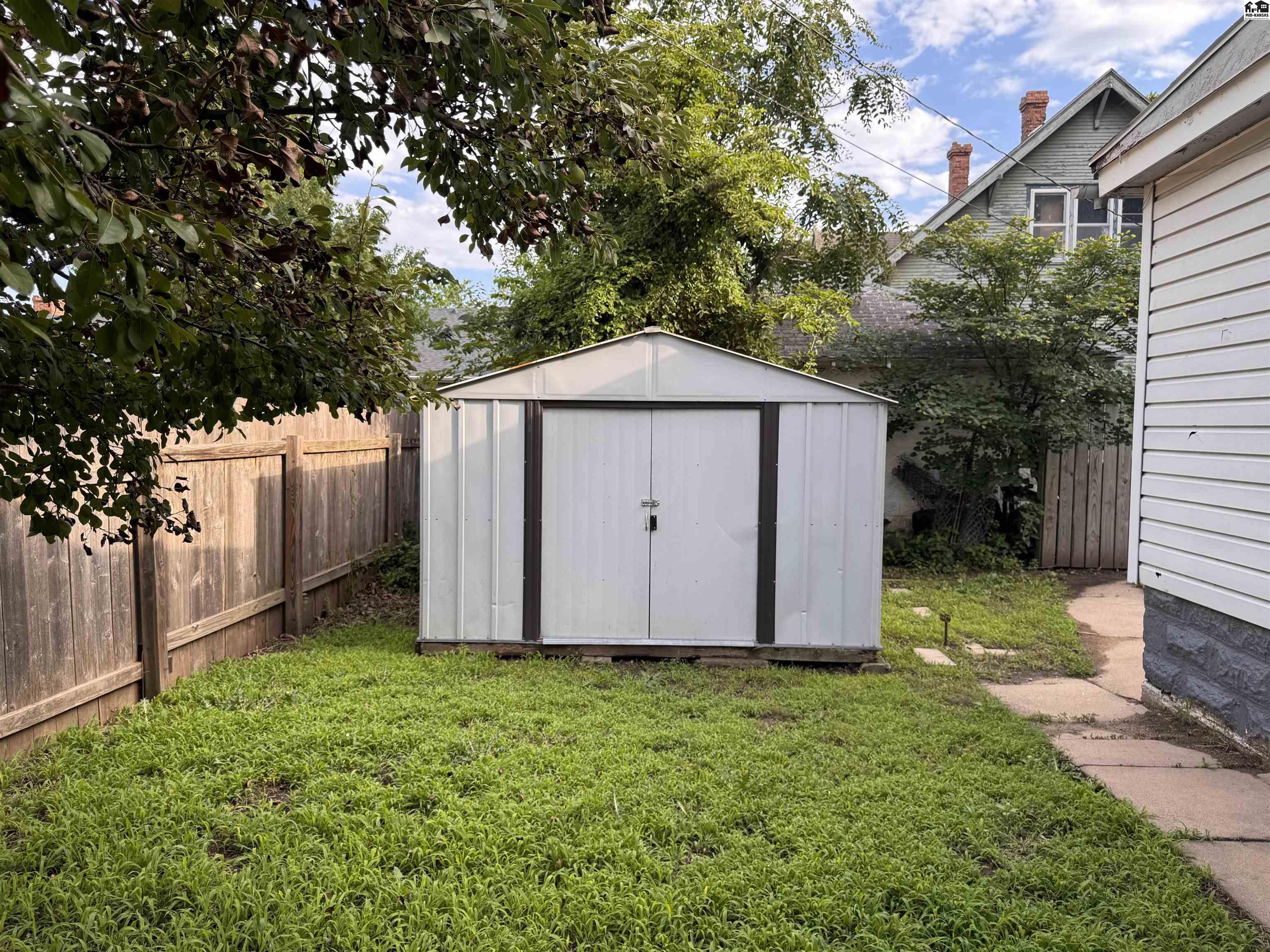 108 N 9th St, Sterling, KS 67579