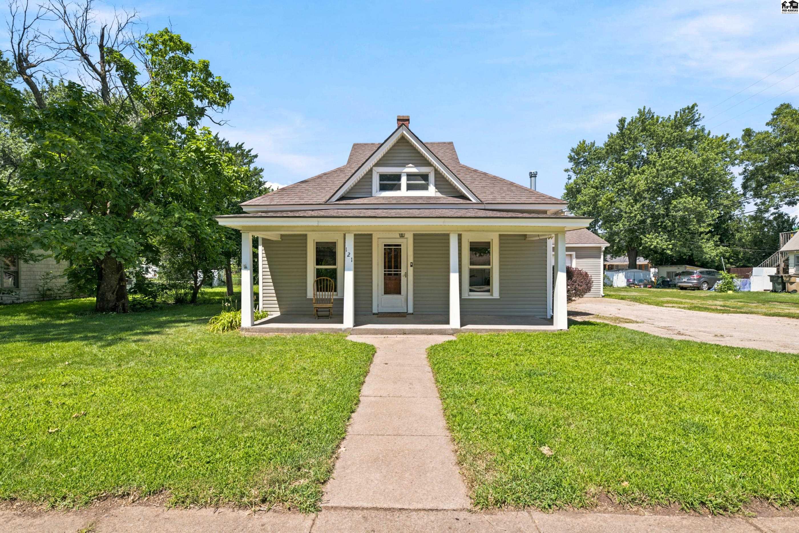 121 S Plum St, Pretty Prairie, KS 67570